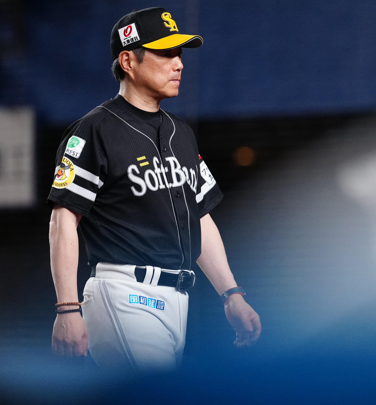 ロッテ対ソフトバンク　10回裏の選手交代を告げ、ベンチへ戻るソフトバンク小久保裕紀監督（撮影・鈴木みどり）