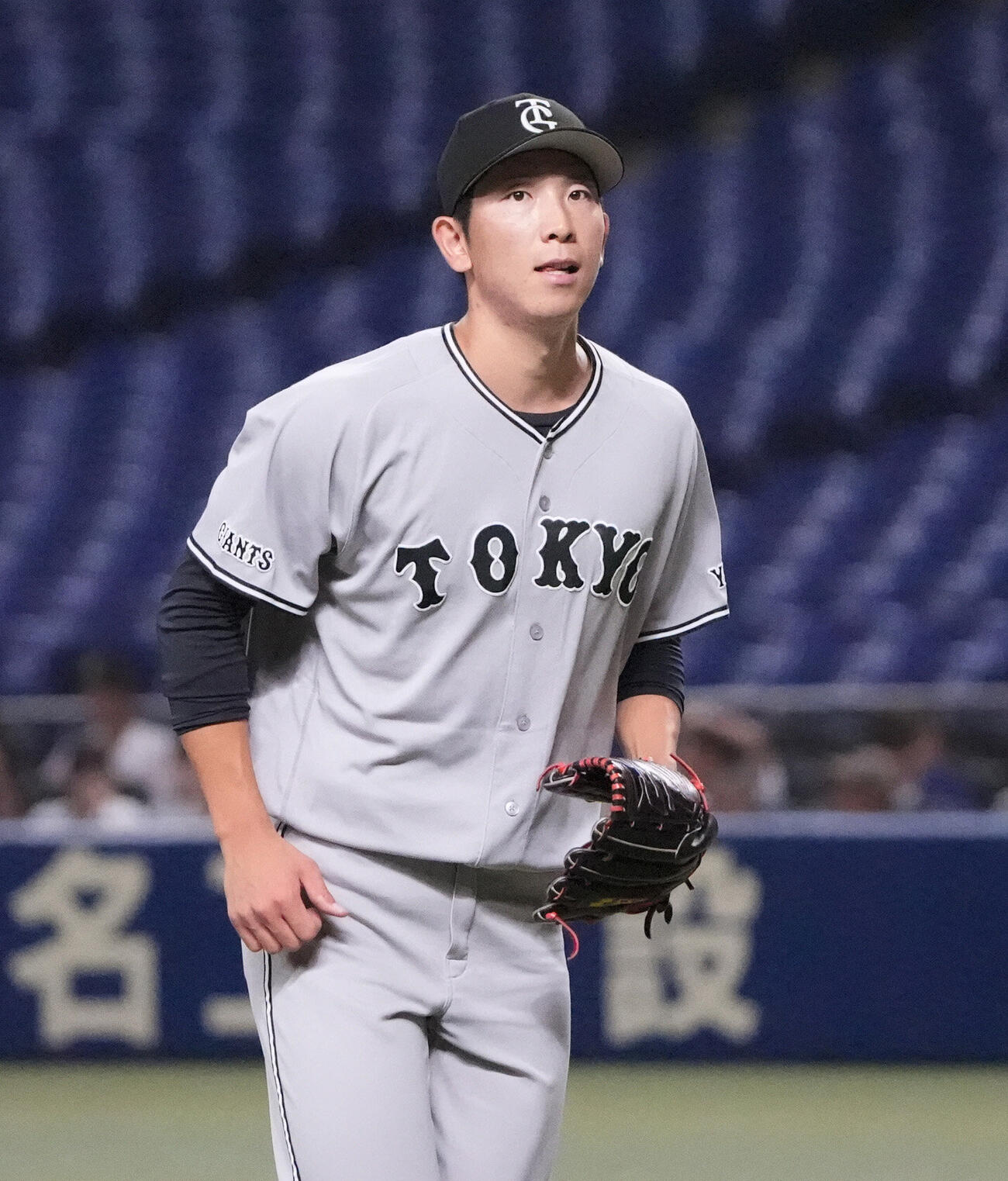 中日対巨人　3回終了、ベンチへ戻る巨人先発の戸郷翔征（撮影・森本幸一）