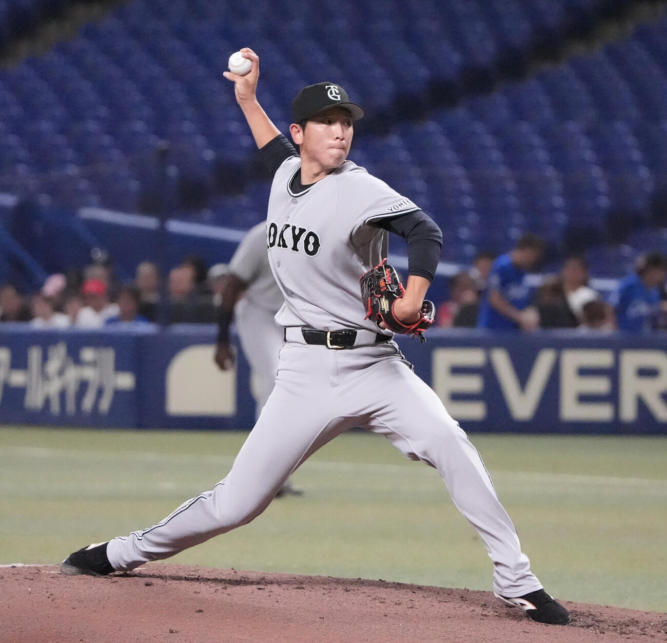中日対巨人　2回裏、力投する巨人先発の戸郷翔征（撮影・森本幸一）