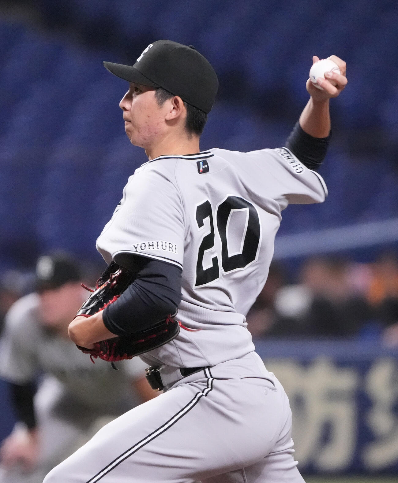 中日対巨人　1回表、登板する巨人先発の戸郷翔征（撮影・森本幸一）