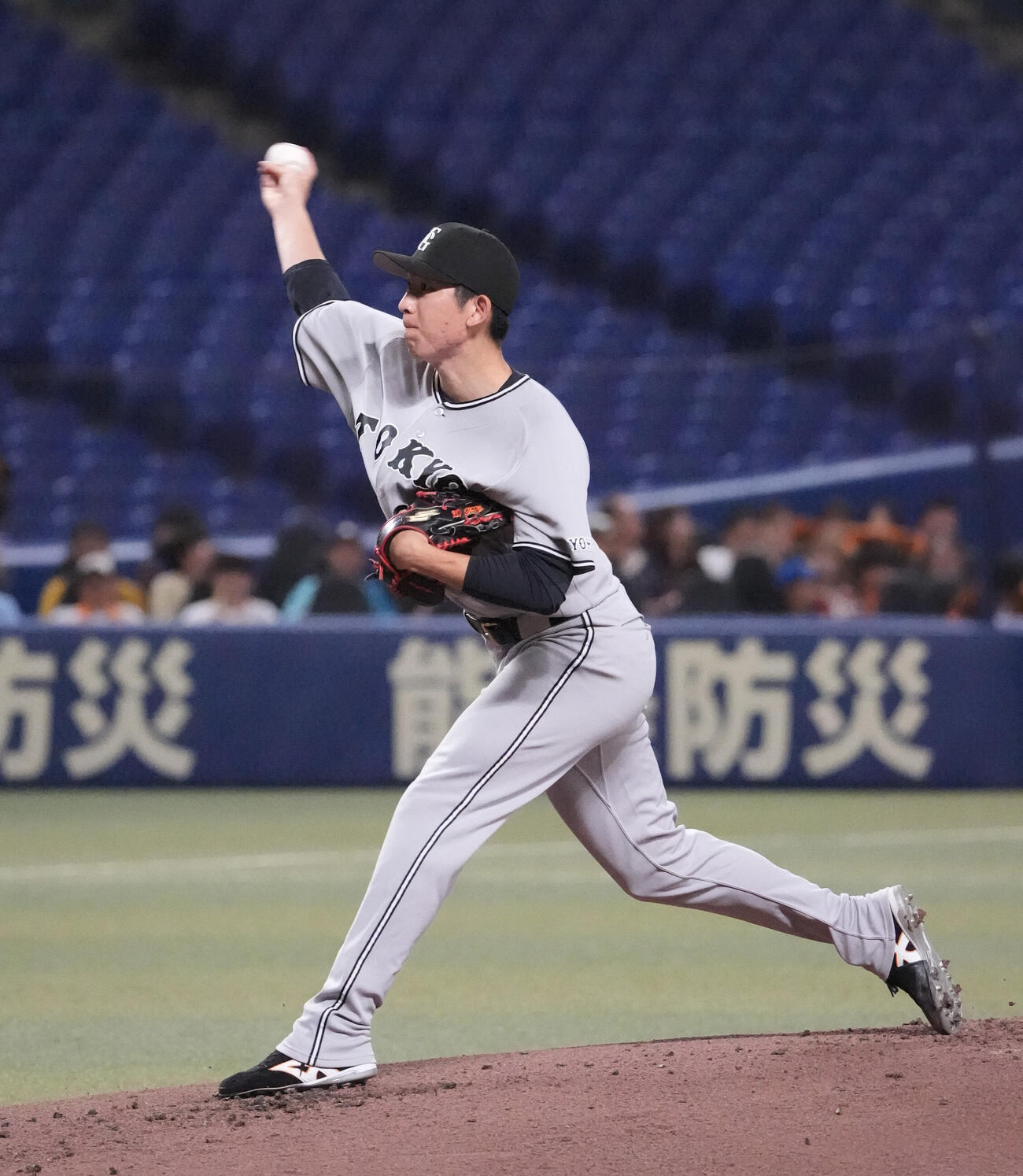 中日対巨人　1回表、登板する巨人先発の戸郷翔征（撮影・森本幸一）