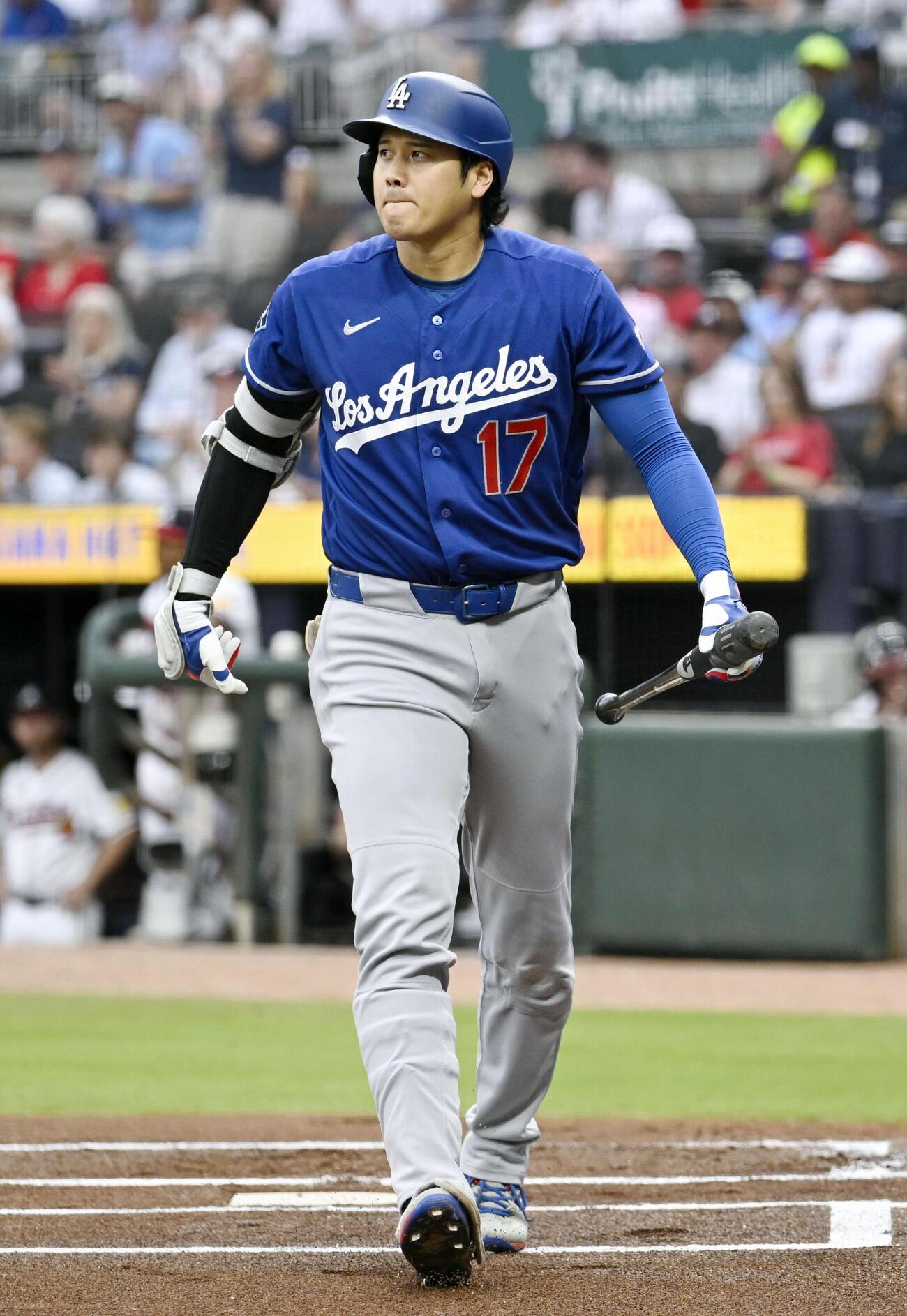 ブレーブス戦の1回、空振り三振に倒れたドジャース・大谷＝アトランタ（共同）