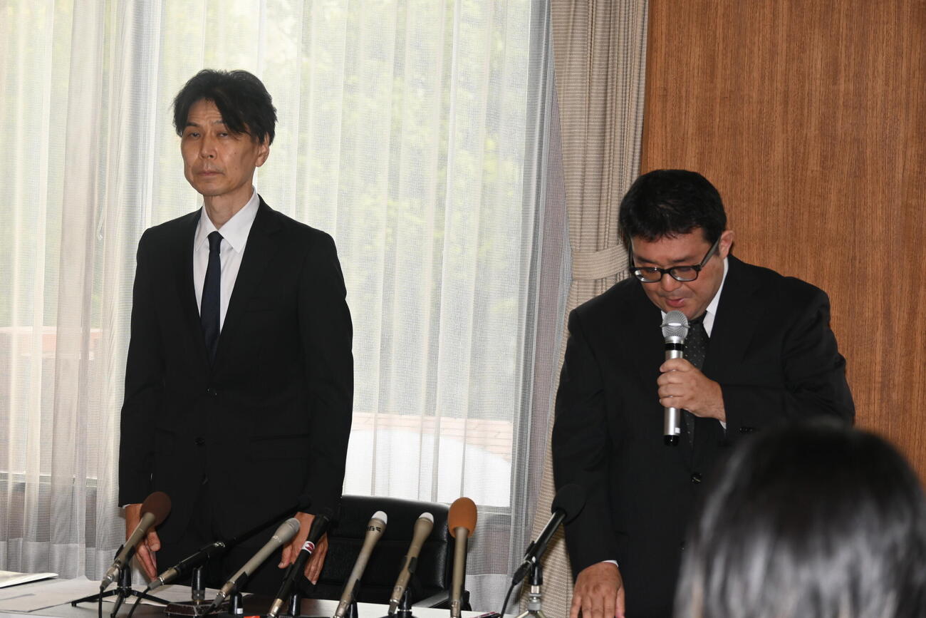 龍谷大硬式野球部で発生した複数の不適切行為について京都市伏見区の龍谷大深草キャンパスで会見を開いた梶脇裕二学生部長（左）、玉木興慈副学長（撮影・松浦隆司）