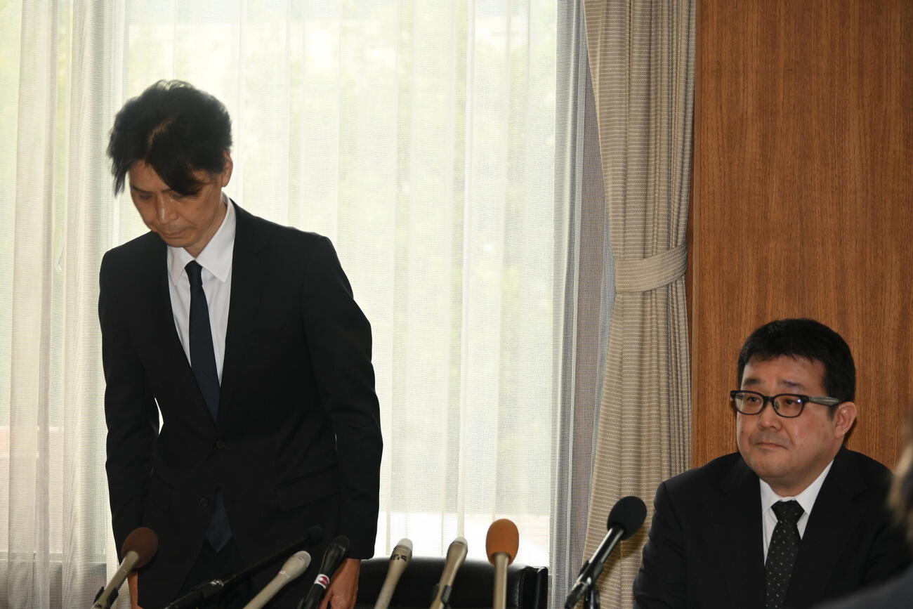 龍谷大硬式野球部で発生した複数の不適切行為について京都市伏見区の龍谷大深草キャンパスで会見を開いた梶脇裕二学生部長（左）、玉木興慈副学長（撮影・松浦隆司）