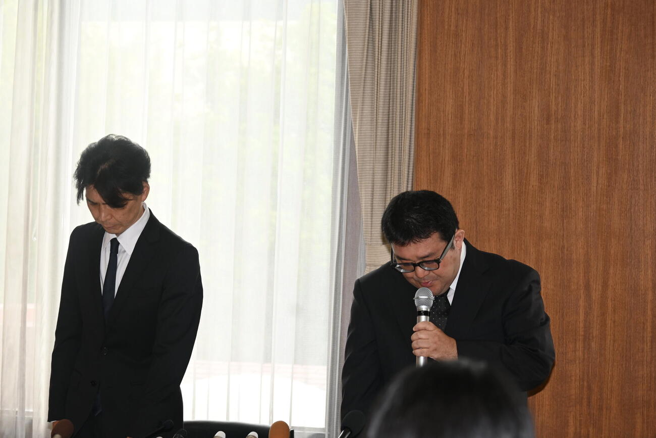 龍谷大硬式野球部で発生した複数の不適切行為について京都市伏見区の龍谷大深草キャンパスで会見を開いた梶脇裕二学生部長（左）、玉木興慈副学長（撮影・松浦隆司）