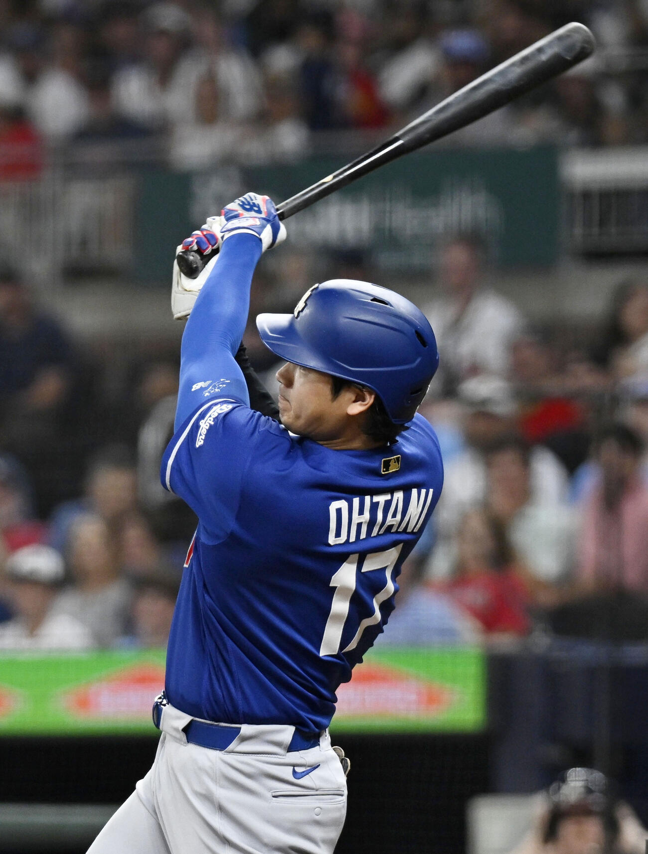 ブレーブス戦の7回、右翼線に二塁打を放つドジャース・大谷＝アトランタ（共同）