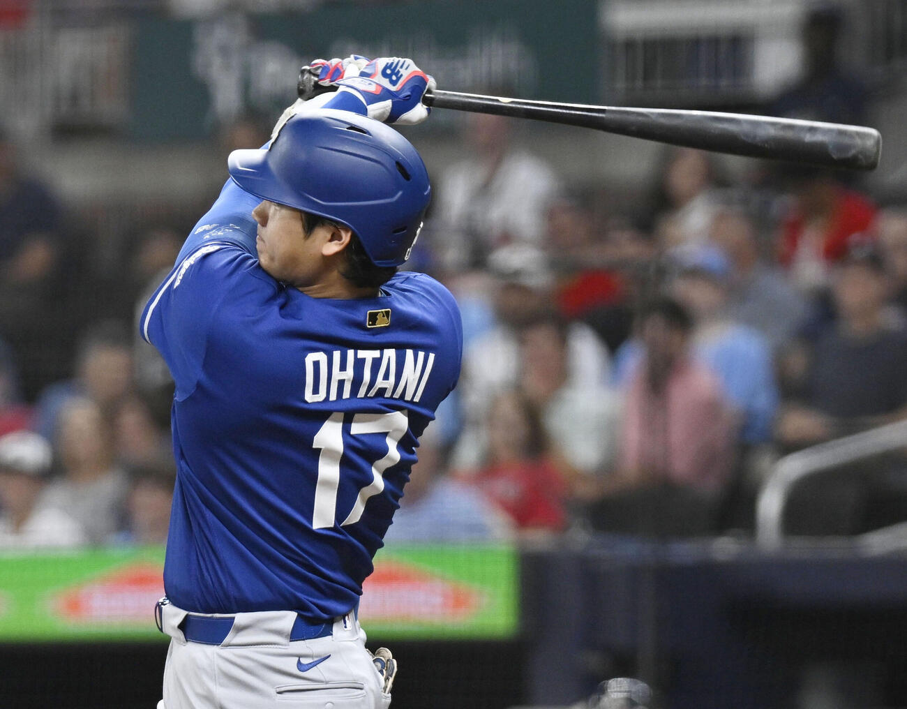 ブレーブス戦の7回、右翼線に二塁打を放つドジャース・大谷＝アトランタ（共同）