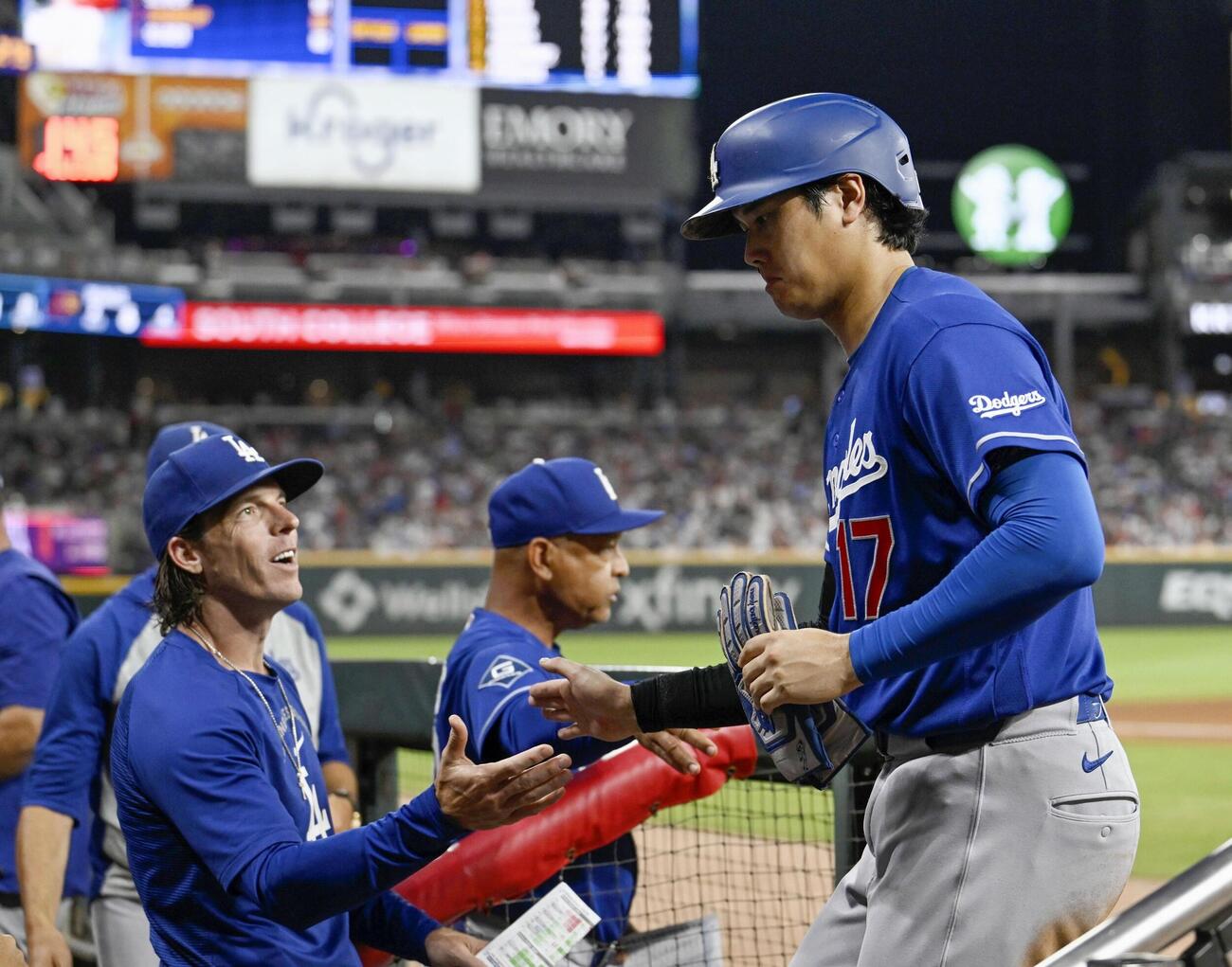 ブレーブス戦の7回、ベッツの適時打で生還し、タッチを交わすドジャース・大谷（右）＝アトランタ（共同）