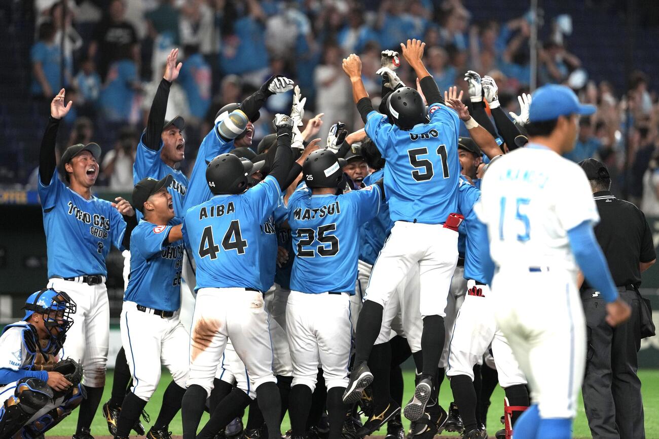 JR四国対東邦ガス　9回裏東邦ガス2死満塁、宮崎海がサヨナラ満塁本塁打を放ち喜びを爆発させる東邦ガスの選手たち（撮影・小島史椰）