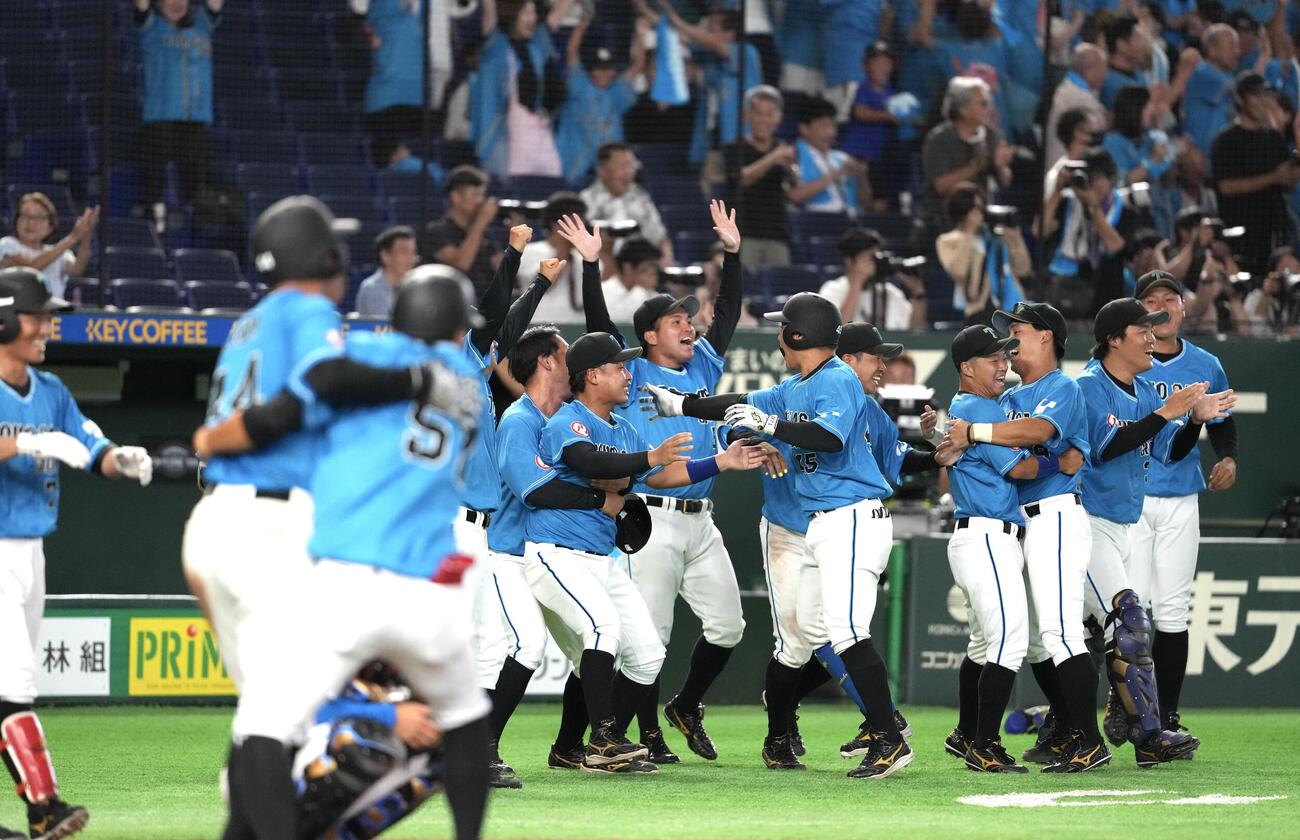 JR四国対東邦ガス　9回裏東邦ガス2死満塁、宮崎海がサヨナラ満塁本塁打を放ち喜びを爆発させる東邦ガスの選手たち（撮影・小島史椰）