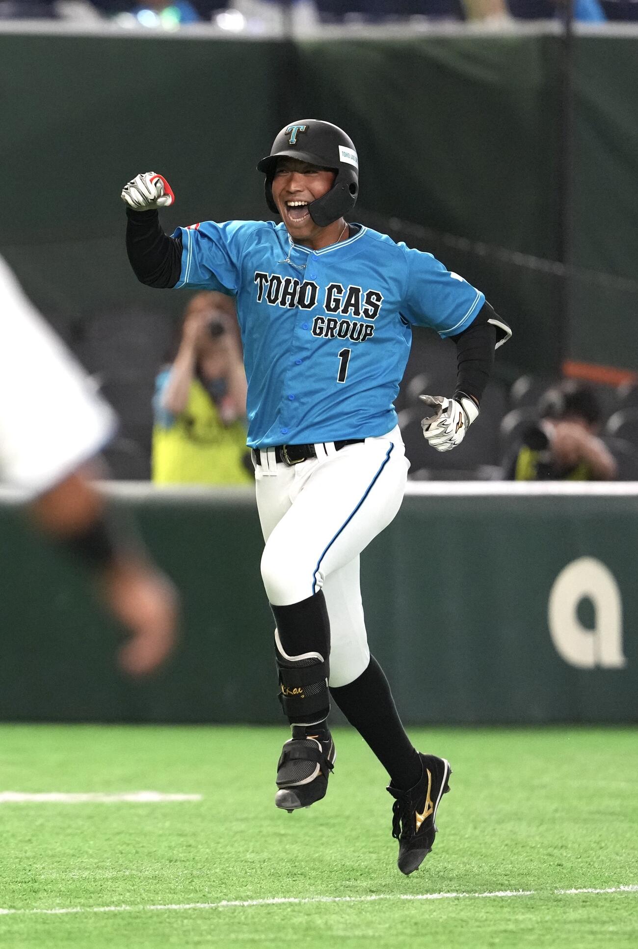 JR四国対東邦ガス　9回裏東邦ガス2死満塁、サヨナラ満塁本塁打を放ち喜びを爆発させる宮崎海（撮影・小島史椰）