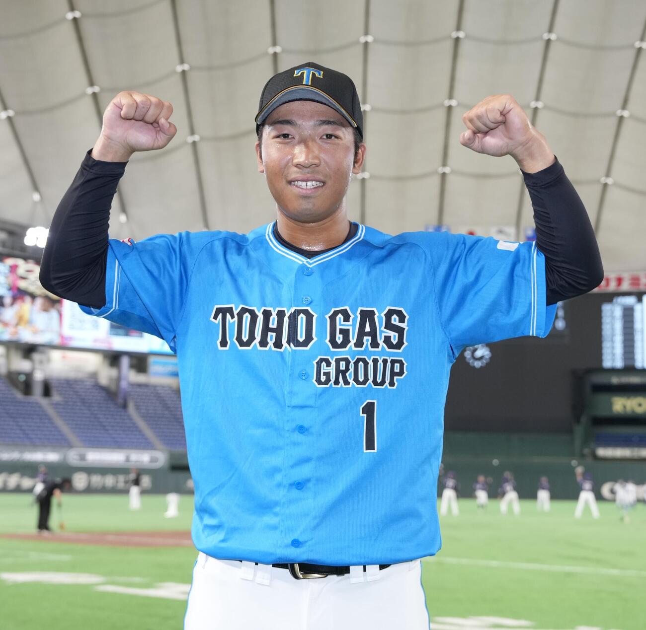 JR四国対東邦ガス　JR四国にサヨナラ勝ちしガッツポーズで写真に納まる東邦ガス・宮崎海（撮影・小島史椰）