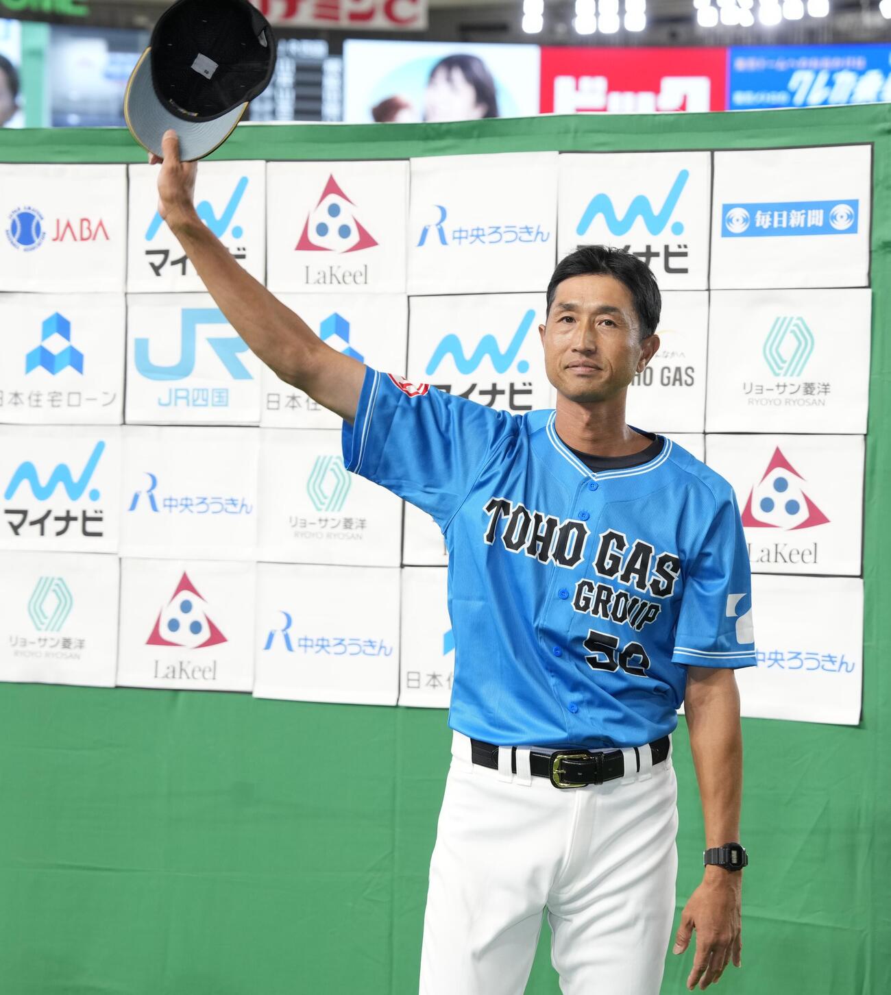 JR四国対東邦ガス　JR四国にサヨナラ勝ちしスタンドに手を振る東邦ガス・宇津野純一監督（撮影・小島史椰）