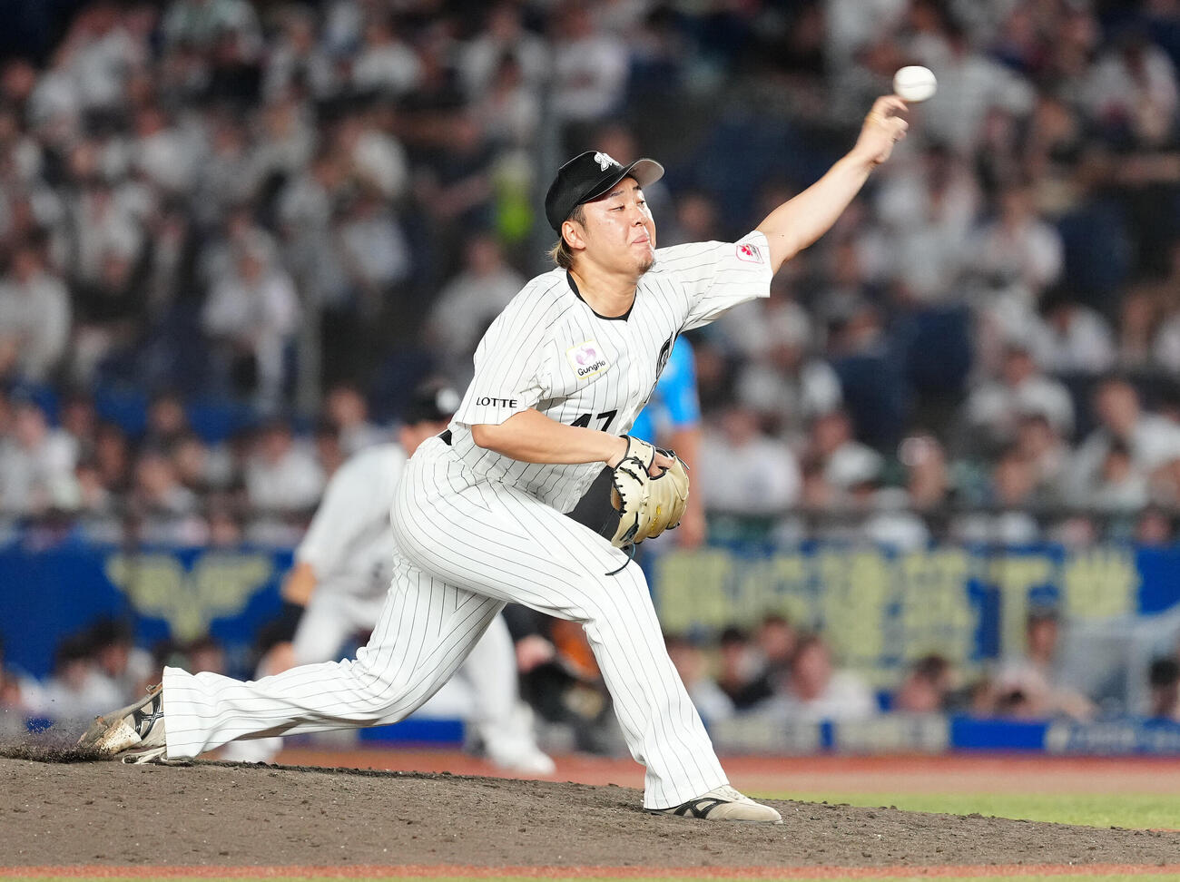 26年8月21日　ロッテ対日本ハム　10回表から4番手で登板したロッテ鈴木昭汰（撮影・鈴木みどり）