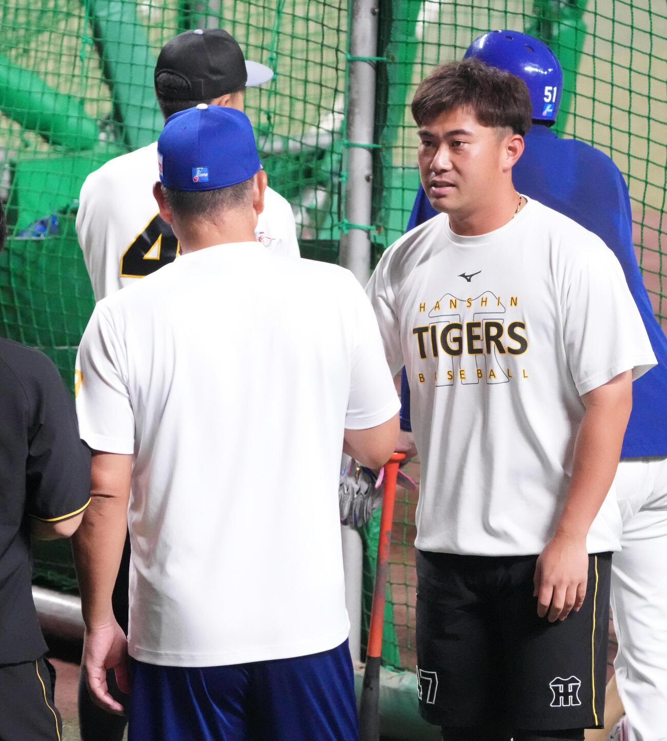 中日対阪神　阪神桐敷拓馬は前日土田龍空へ与えた死球を中日井上一樹監督（右）に謝罪。左からは坂本誠志郎、大山悠輔（撮影・加藤哉）