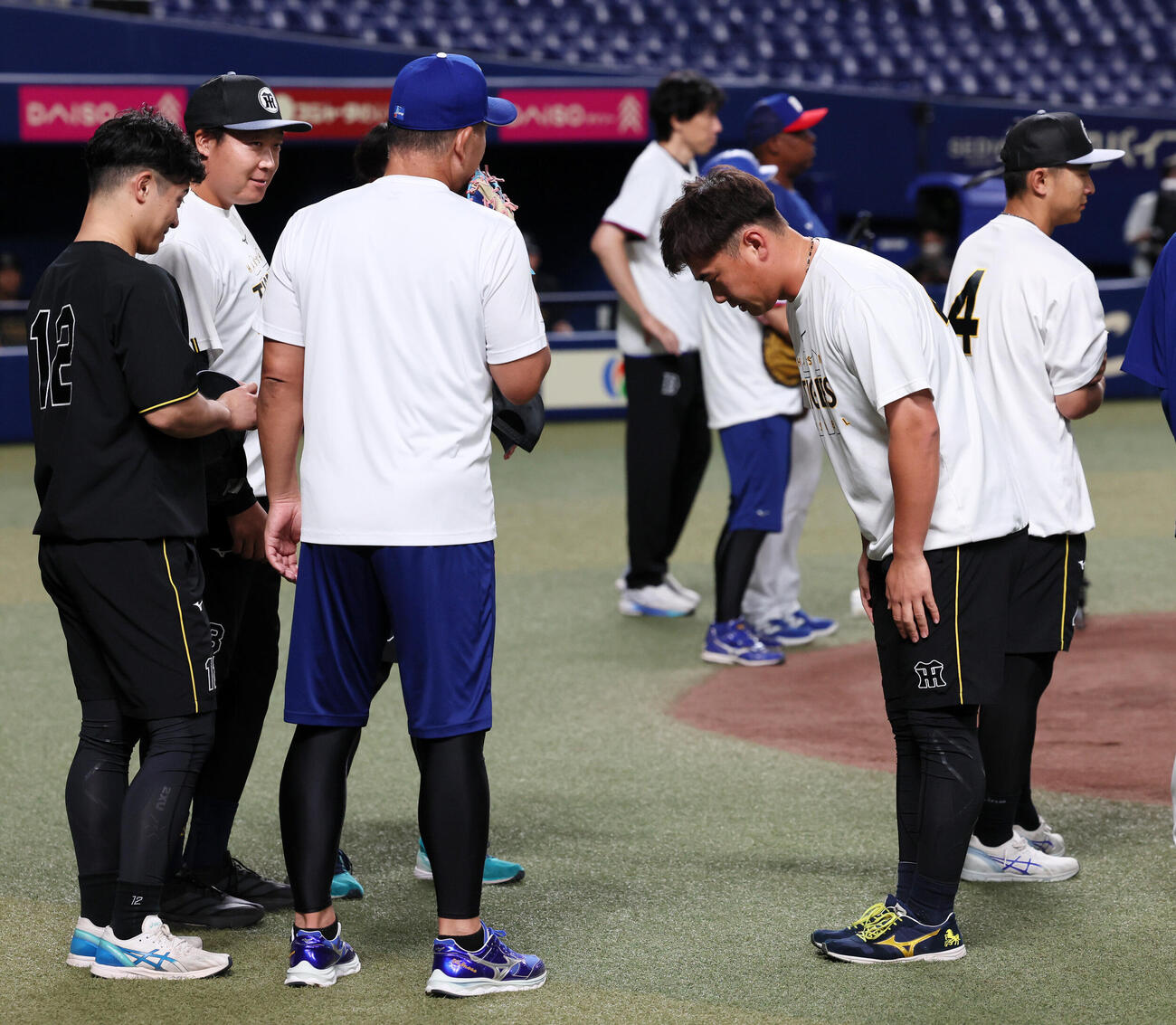 中日対阪神　阪神桐敷拓馬は前日土田龍空へ与えた死球を中日井上一樹監督（左）に謝罪（撮影・加藤哉）