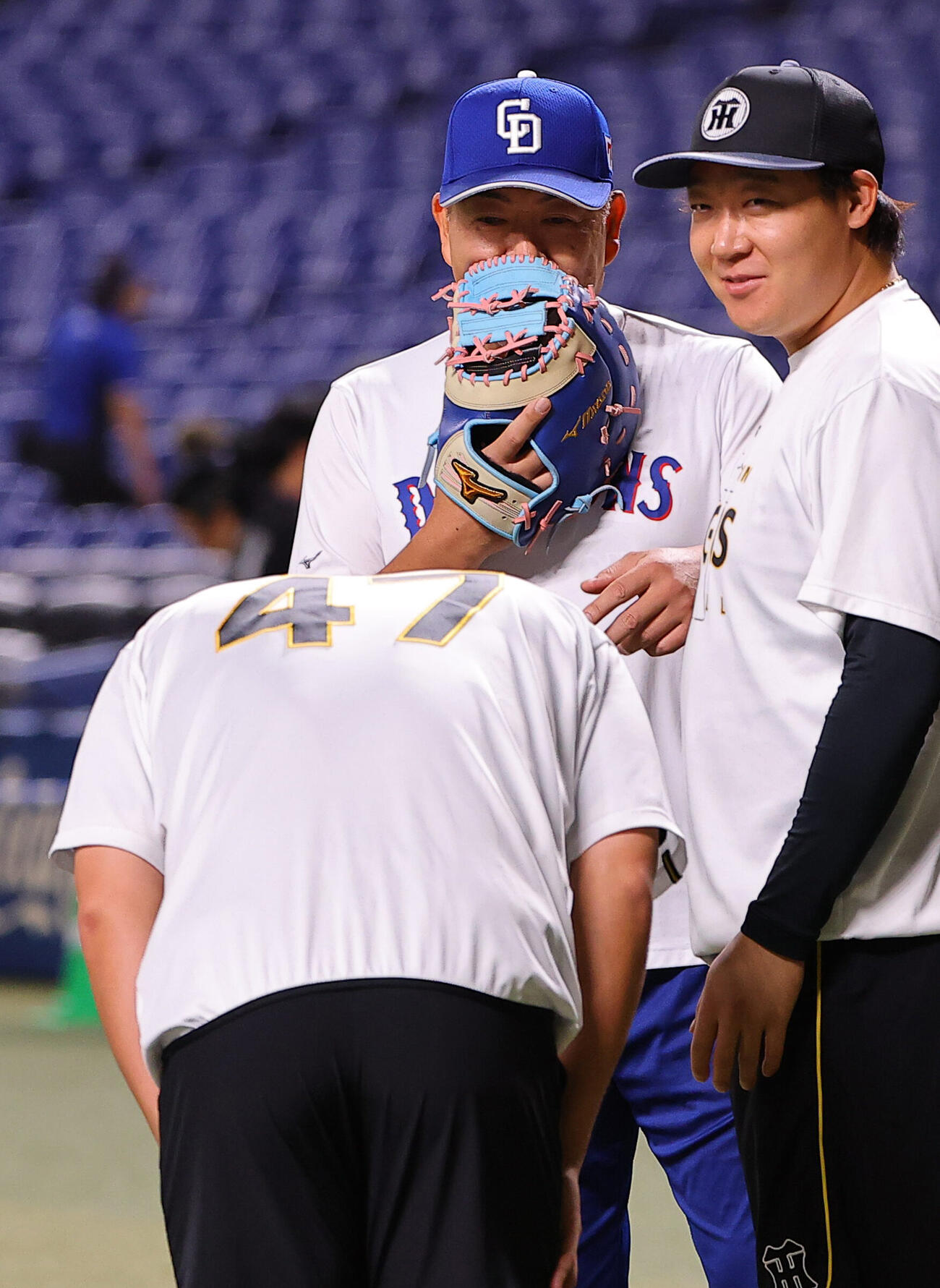 中日対阪神　井上一樹監督（中央）は桐敷拓馬からの謝罪を受ける（撮影・上田博志）