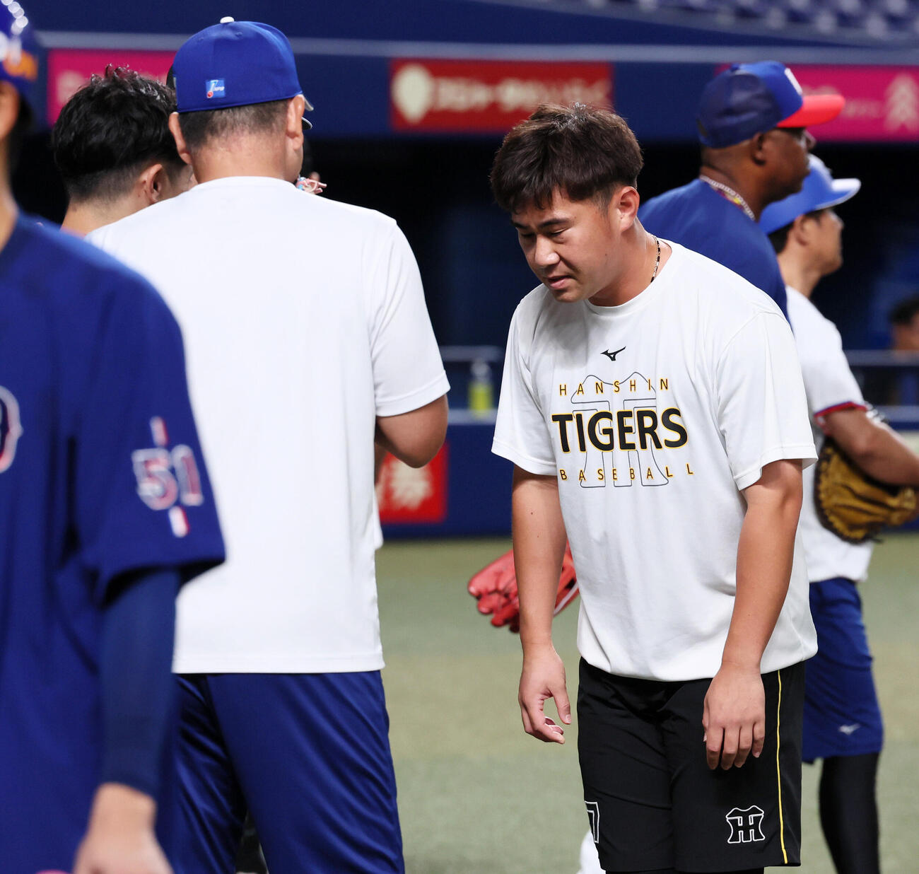 中日対阪神　阪神桐敷拓馬は前日土田龍空へ与えた死球を中日井上一樹監督（左）に謝罪（撮影・加藤哉）