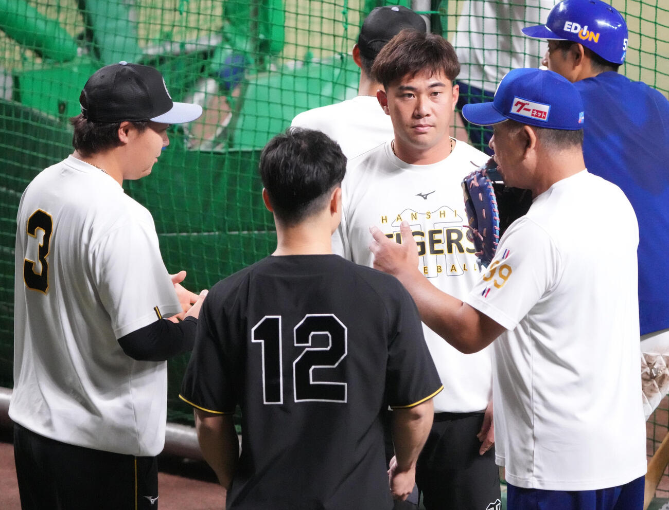 中日対阪神　試合前、桐敷拓馬（右から3人目）は中日井上一樹監督と言葉を交わす（撮影・森本幸一）