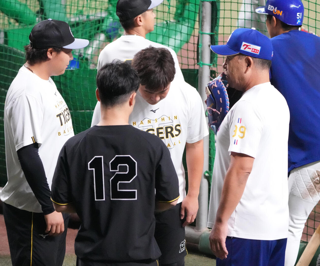 中日対阪神　試合前、桐敷拓馬（右から3人目）は中日井上一樹監督へ謝罪する（撮影・森本幸一）