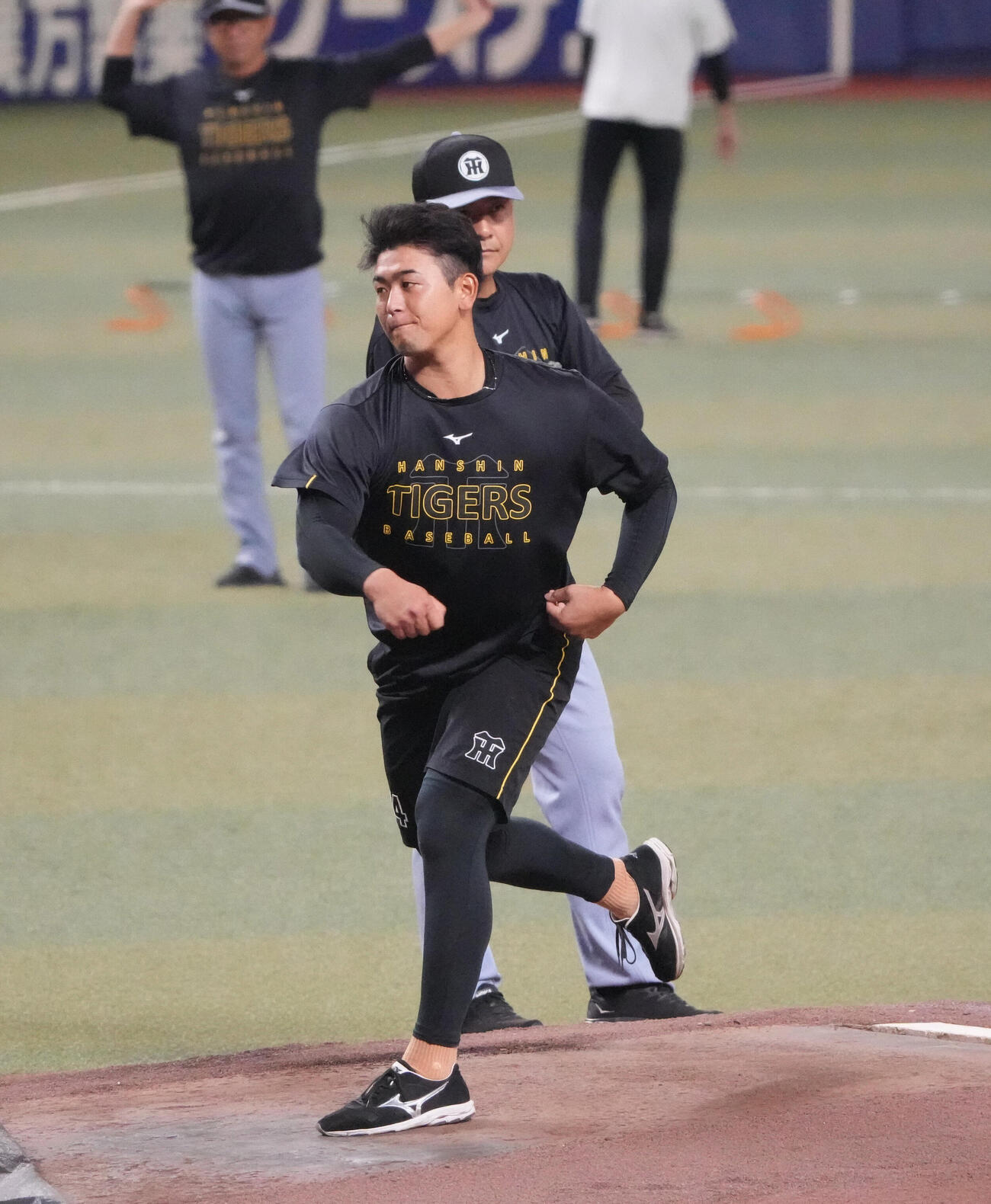 中日対阪神　試合前、マウンドの状態を確かめる岡留英貴（撮影・森本幸一）