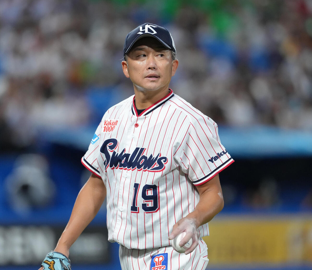 ヤクルト対巨人　1回途中、降板するヤクルト石川雅規（撮影・足立雅史）