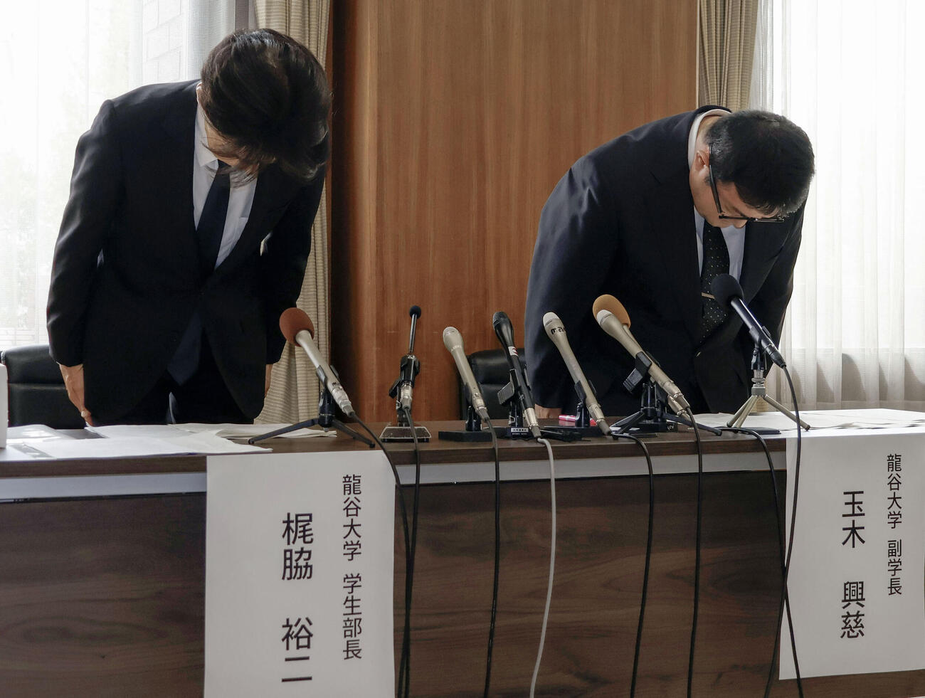記者説明会で謝罪する龍谷大の玉木興慈副学長（右）ら（共同）