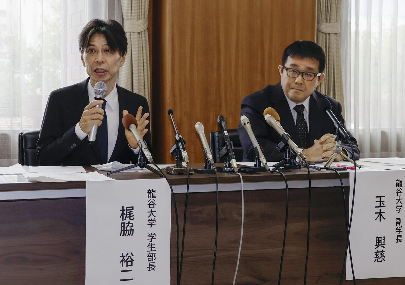 記者説明会で硬式野球部の活動停止に関して発表する龍谷大の玉木興慈副学長（右）ら（共同）