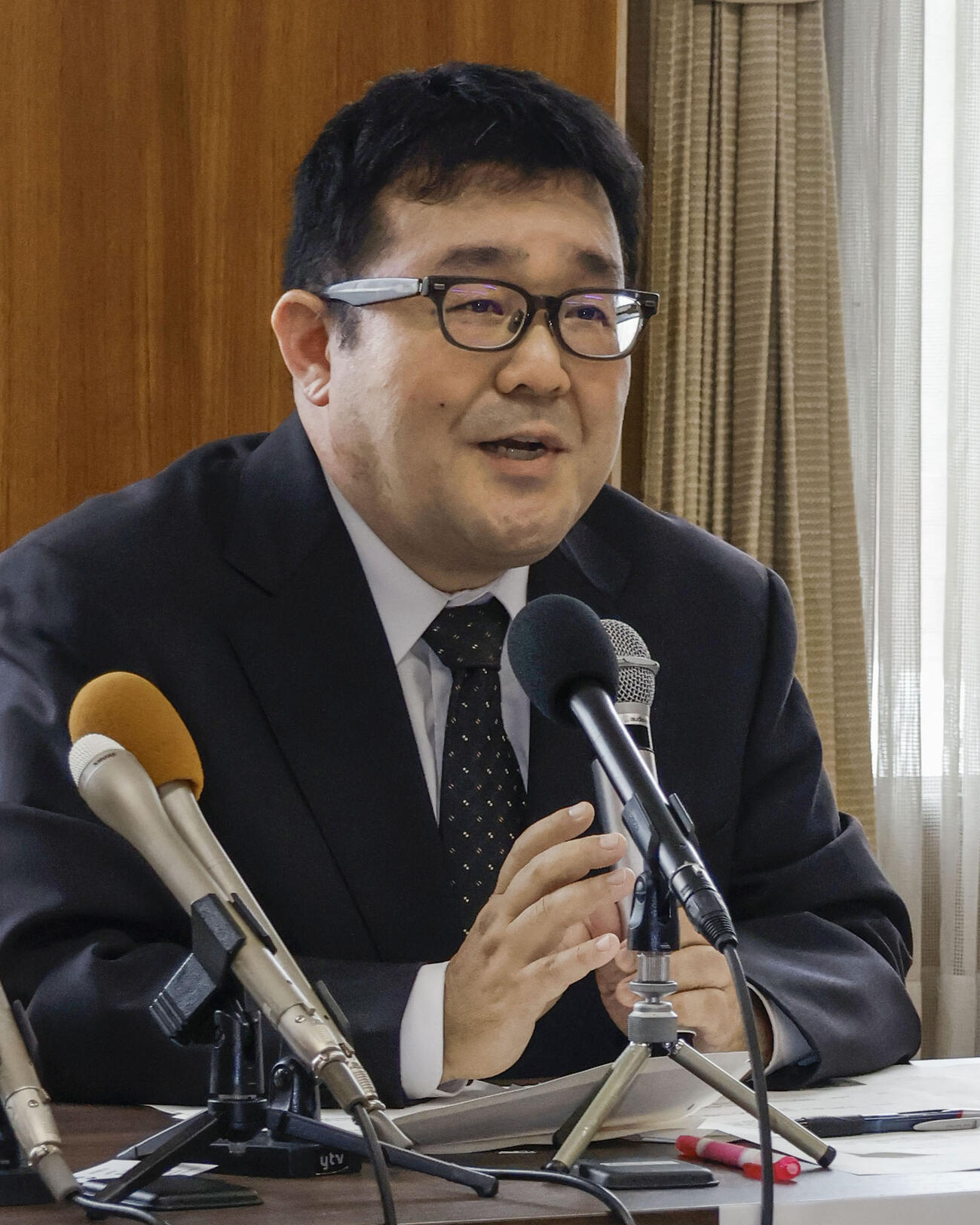記者説明会で硬式野球部の活動停止に関して発表する龍谷大の玉木興慈副学長（共同）