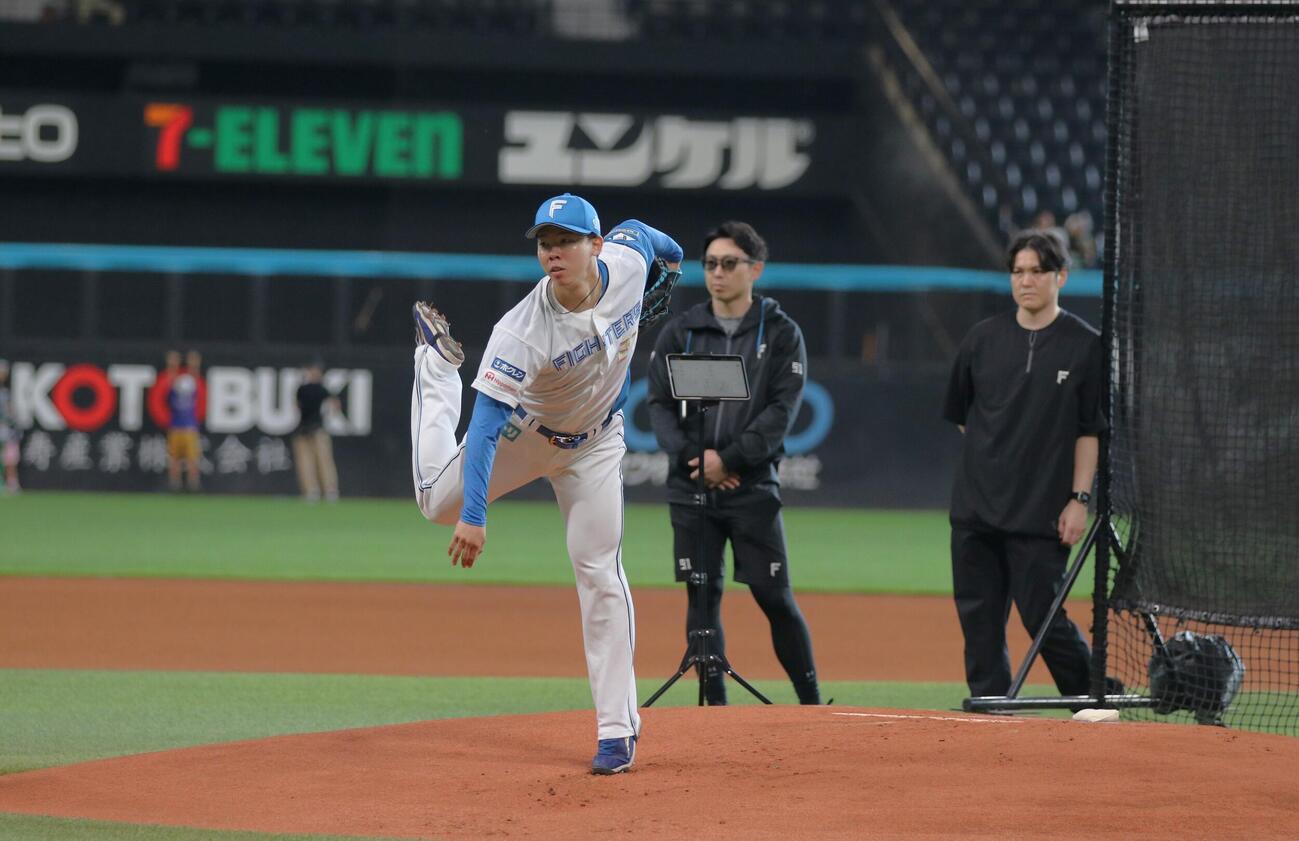 エスコンフィールドで投球練習を行う日本ハム大川慈英（撮影・中島宙恵）