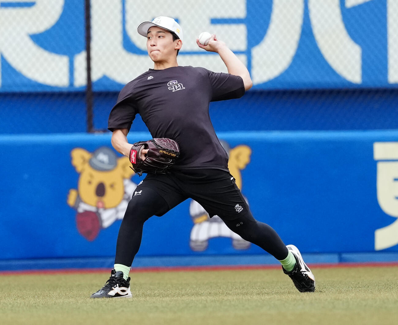 ロッテ対ソフトバンク　試合前練習でキャッチボールするソフトバンク前田悠伍（撮影・鈴木みどり）