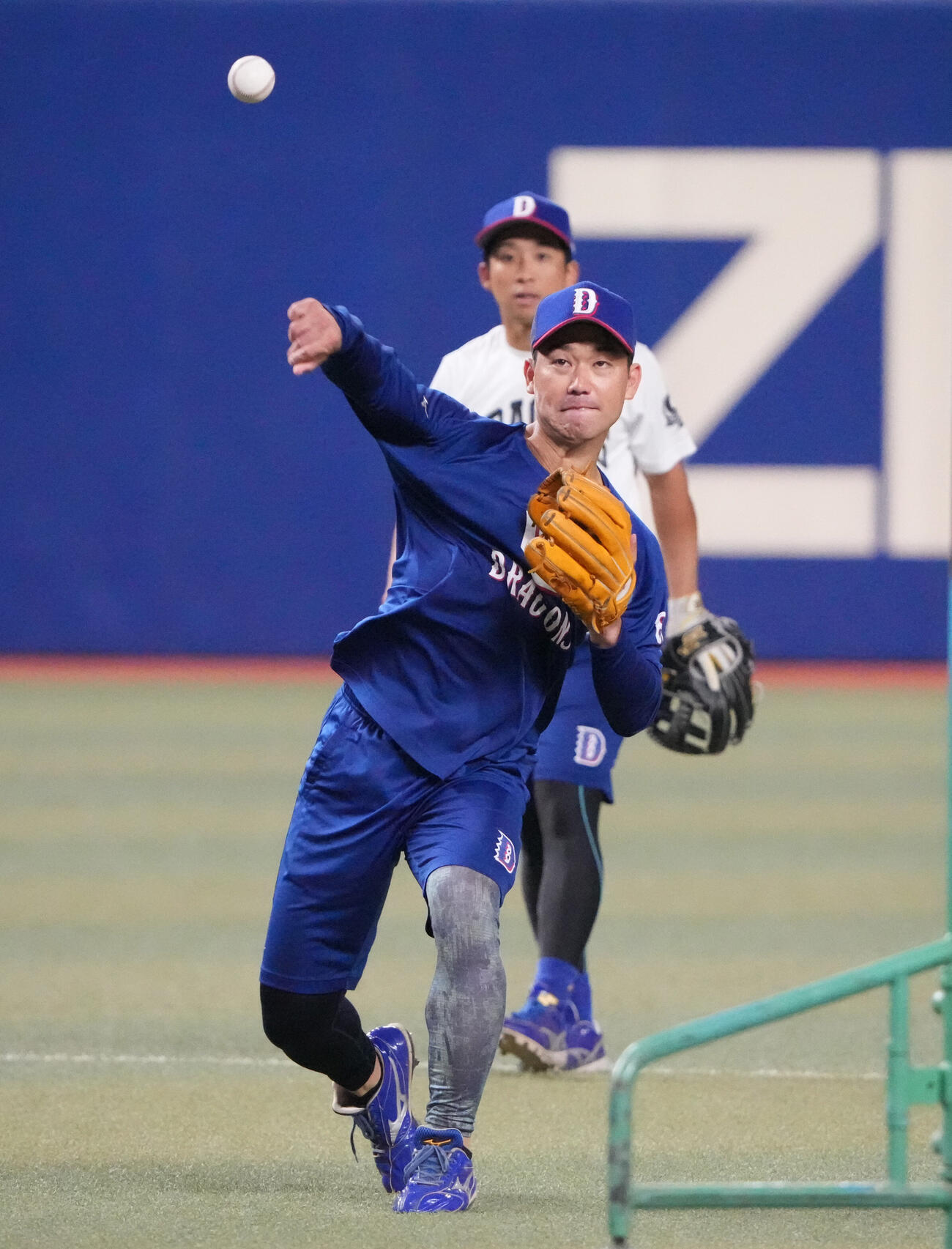 中日対阪神　試合前、一軍に合流しノックを受ける山本泰寛（手前）奥は田中幹也（撮影・森本幸一）