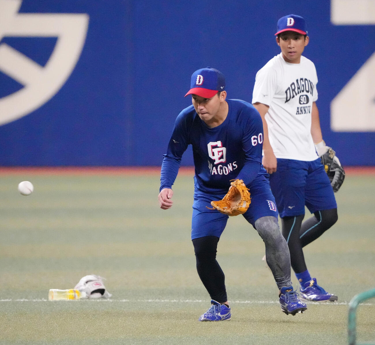 中日対阪神　試合前、一軍に合流しノックを受ける山本泰寛（左）右は田中幹也（撮影・森本幸一）