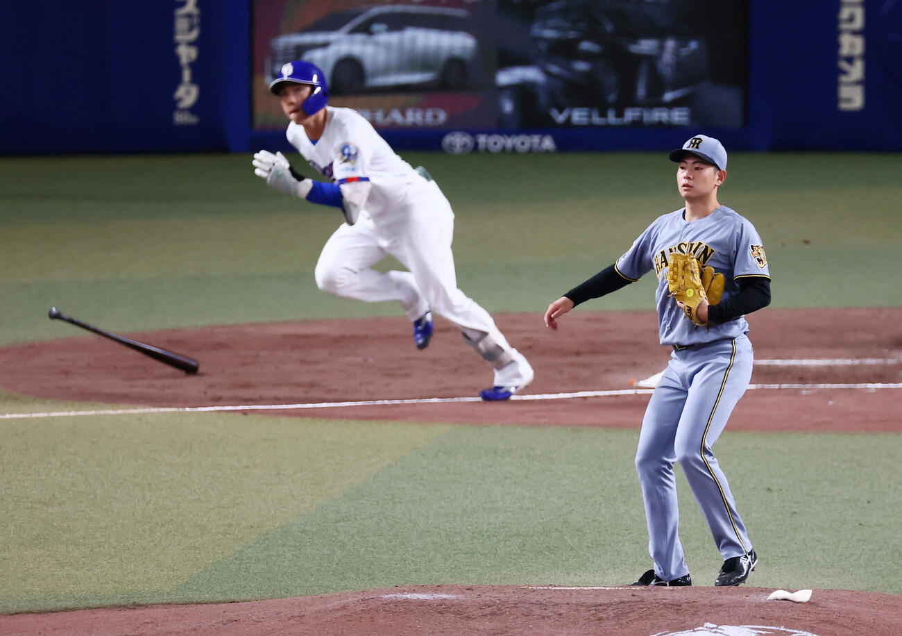 中日対阪神　1回裏中日無死、下村海翔は福永裕基に右中間越えソロ本塁打を浴びる（撮影・加藤哉）