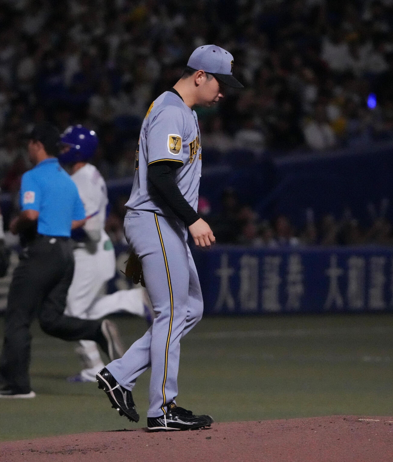 中日対阪神　1回裏中日無死、阪神先発の下村海翔（右）は福永裕基に本塁打を打たれる（撮影・森本幸一）
