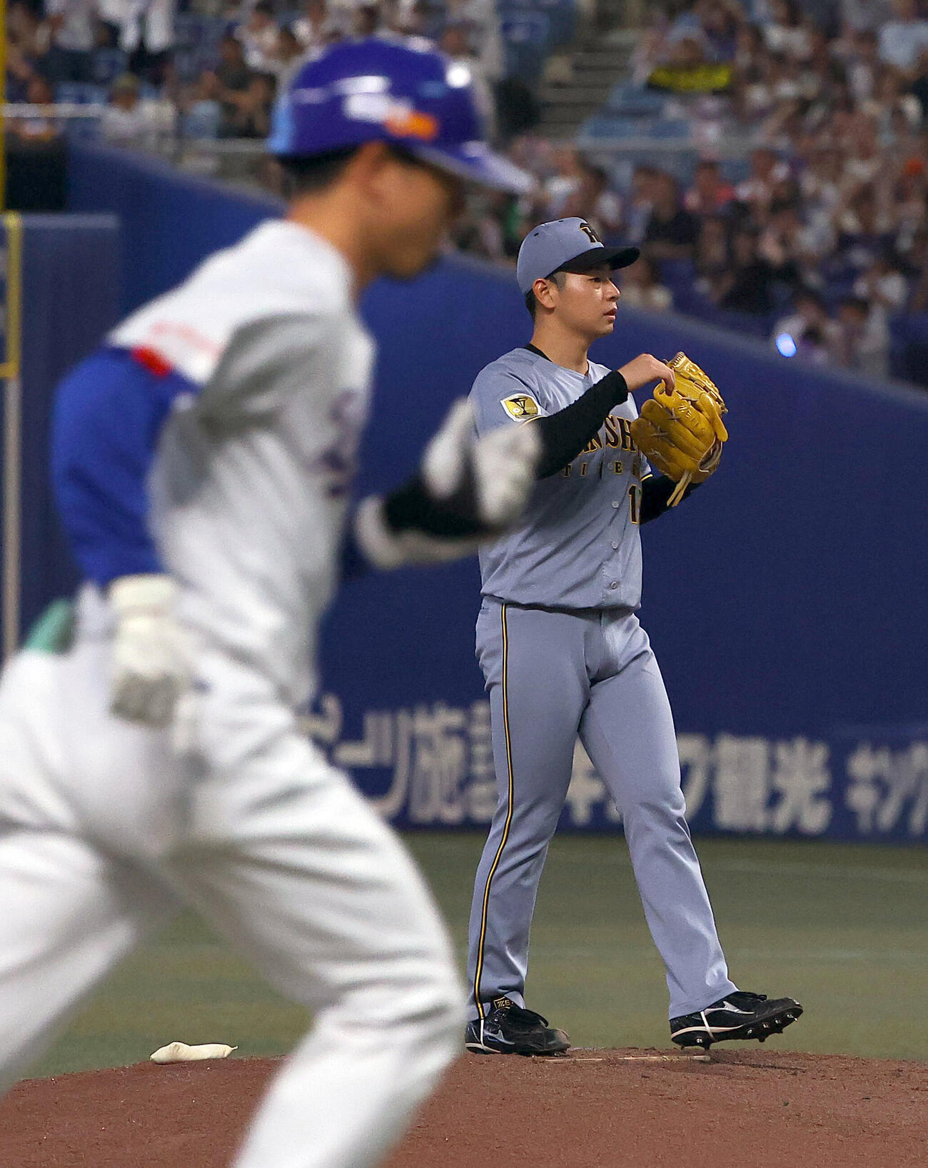 中日対阪神　1回裏中日無死、下村海翔（右）は福永裕基に同点ソロ本塁打を浴びる（撮影・上田博志）