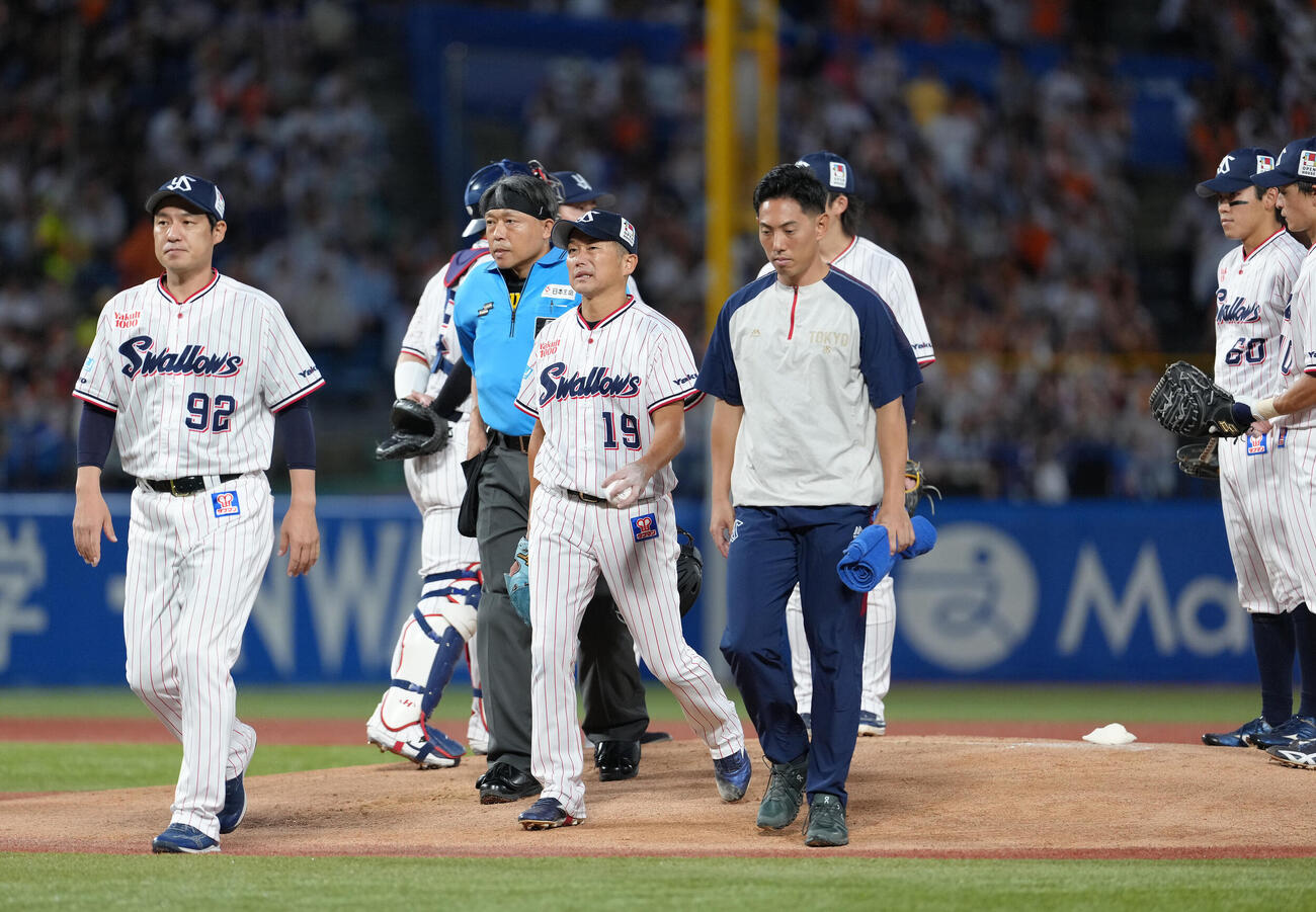 ヤクルト対巨人　1回途中、降板するヤクルト石川雅規（中央）（撮影・足立雅史）