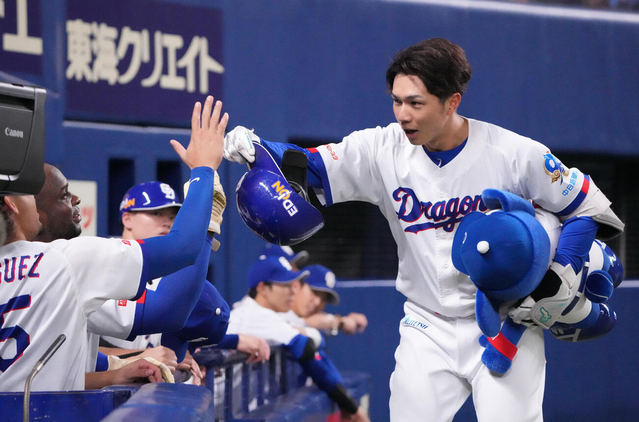 中日対阪神　1回裏中日無死、福永裕基（右）は本塁打を放ちナインとタッチを交わす（撮影・森本幸一）