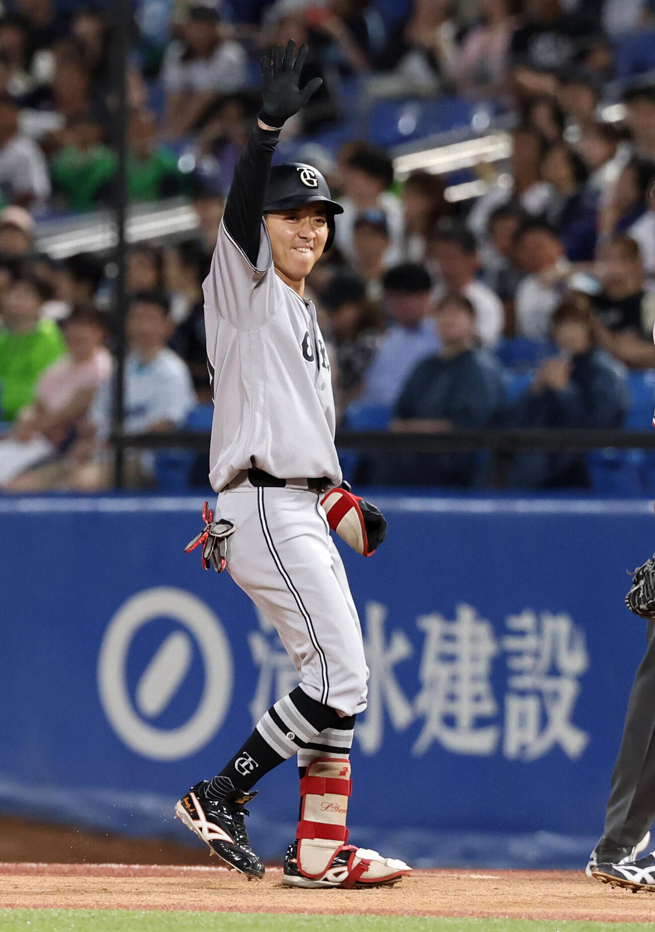 ヤクルト対巨人　1回表巨人1死二、三塁、鈴木大和は適時打を放ち笑顔でポーズ（撮影・浅見桂子）
