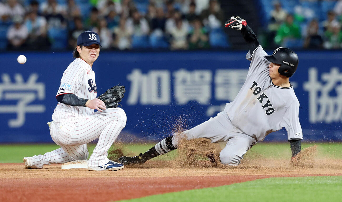 ヤクルト対巨人　1回表巨人1死一塁、鈴木大和は二塁盗塁を決める（撮影・浅見桂子）