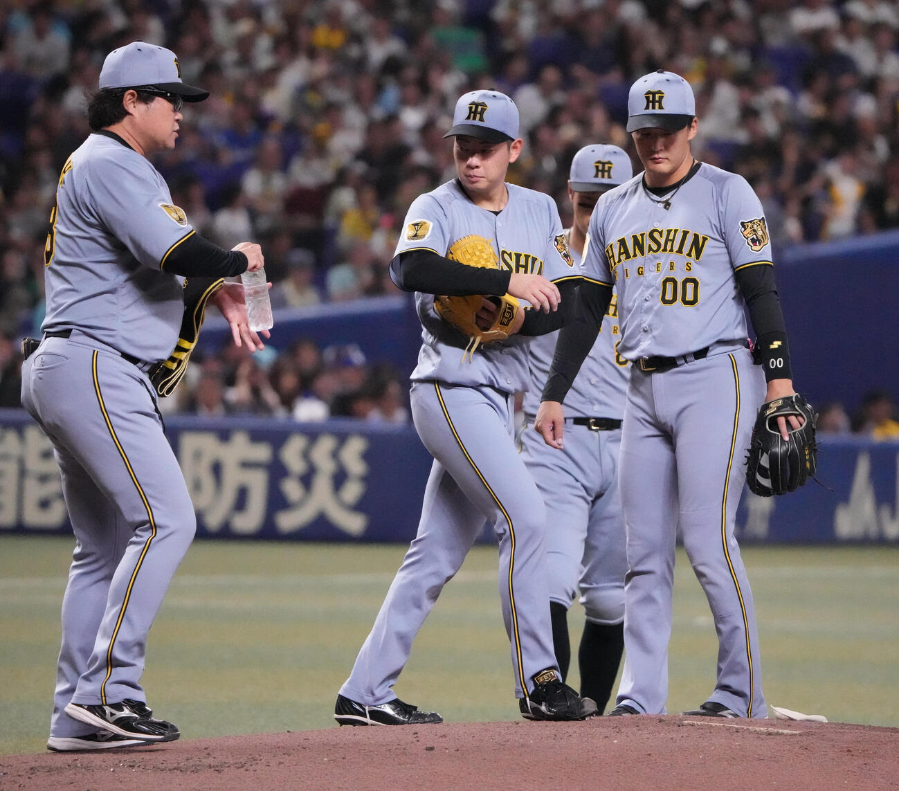中日対阪神　1回裏中日2死二塁、マウンドの阪神先発下村海翔（左から2人目）のもとに集まる阪神ナイン（撮影・森本幸一）