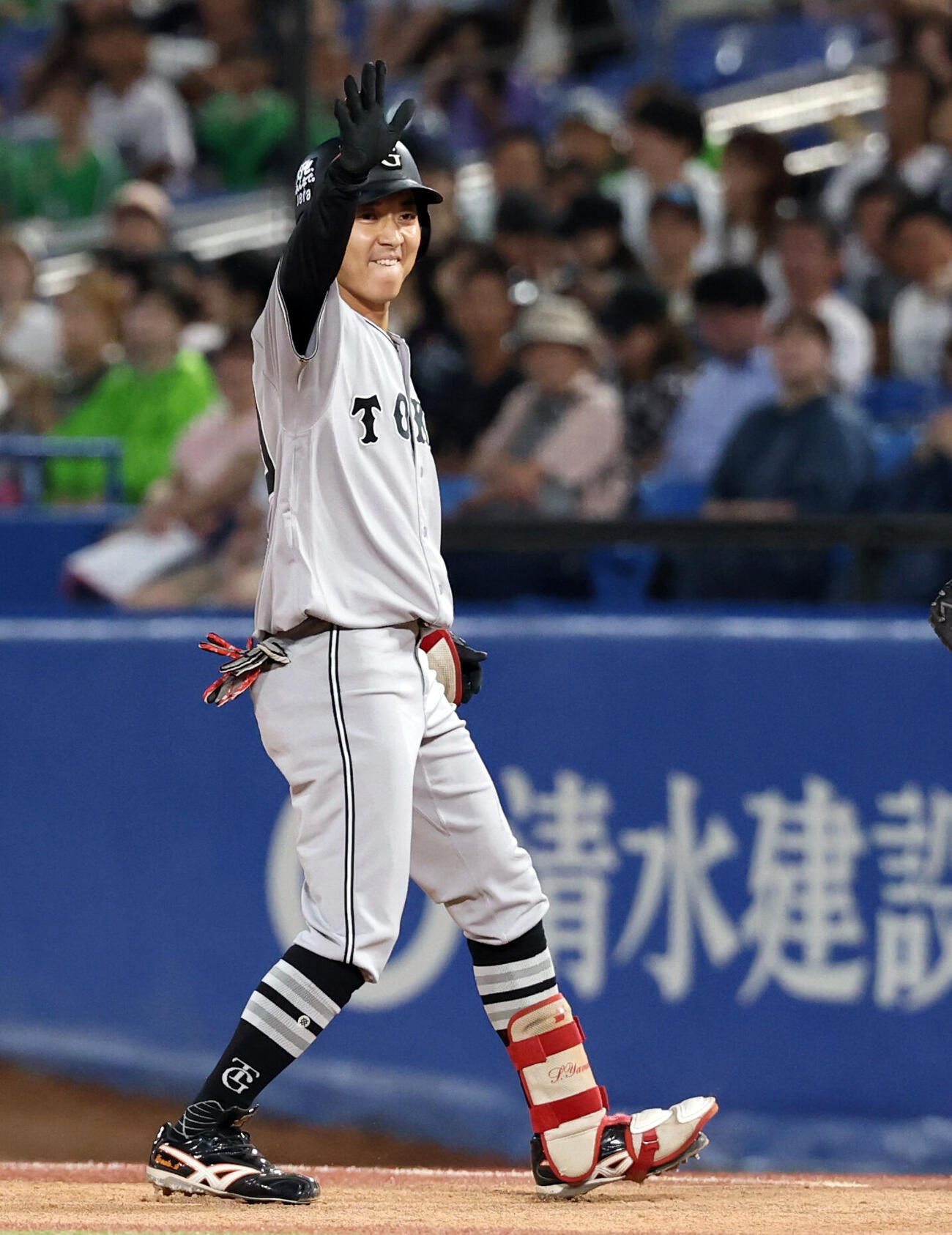 ヤクルト対巨人　1回表巨人1死二、三塁、鈴木大和は2点適時打を放ち笑顔でポーズ（撮影・浅見桂子）
