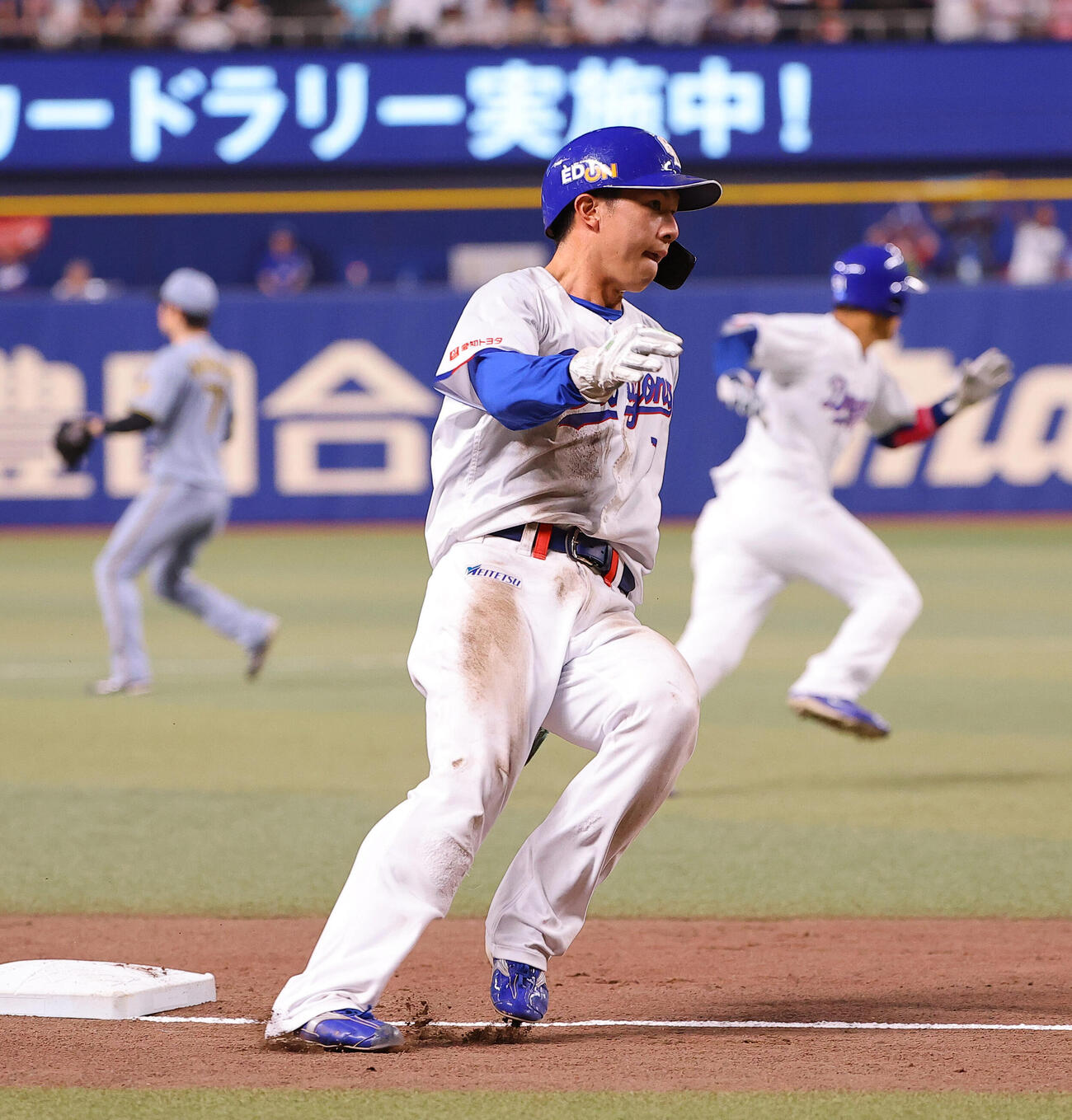 中日対阪神　3回裏中日無死一、二塁、細川成也の安打で三塁で止まる福永裕基。二塁走者の上林誠知も二塁に戻る（撮影・上田博志）