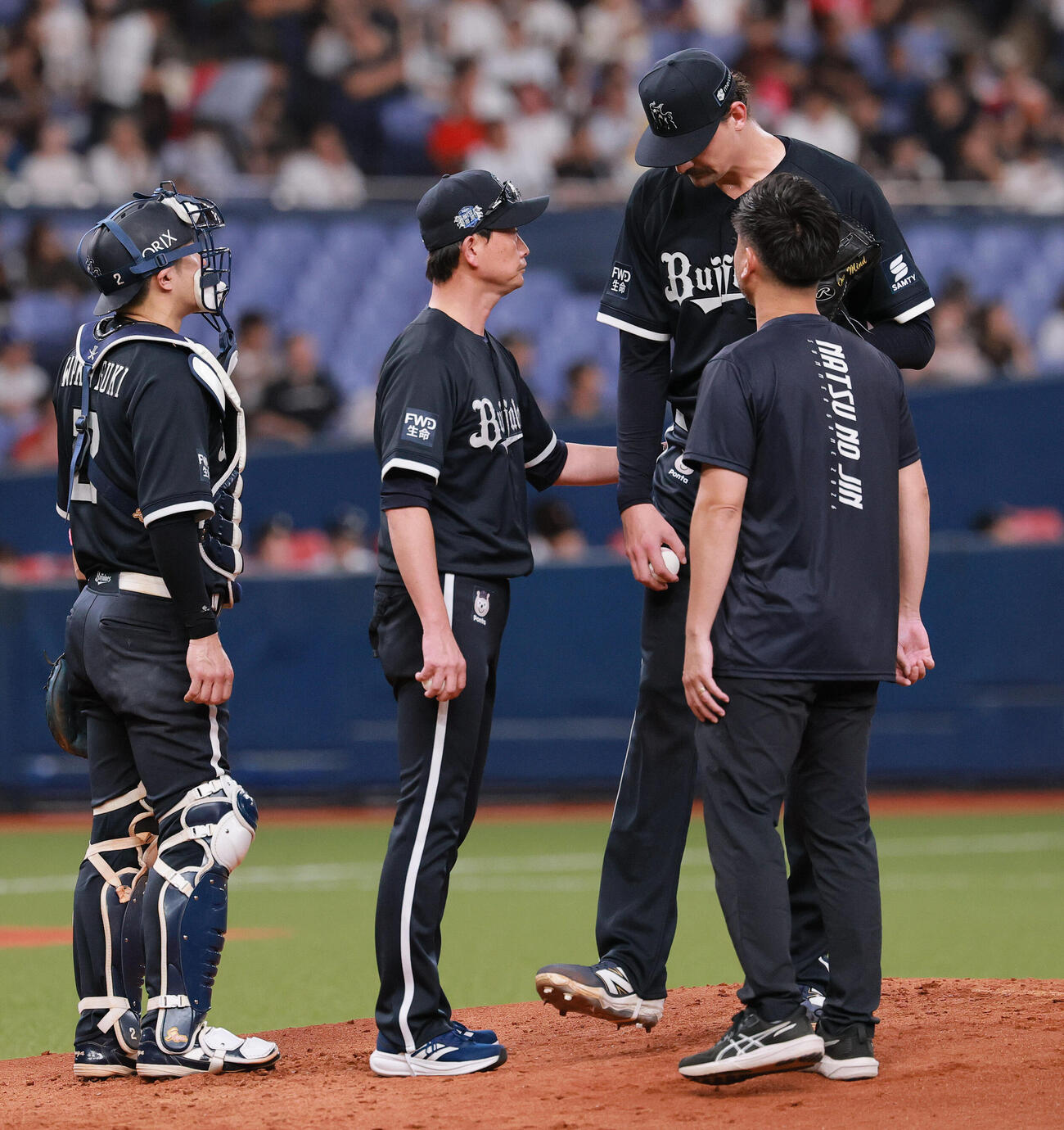 オリックス対楽天　3回表楽天2死二、三塁、先発ショーン・ジェリーを交代させる岸田護監督（左から2人目）（撮影・上山淳一）