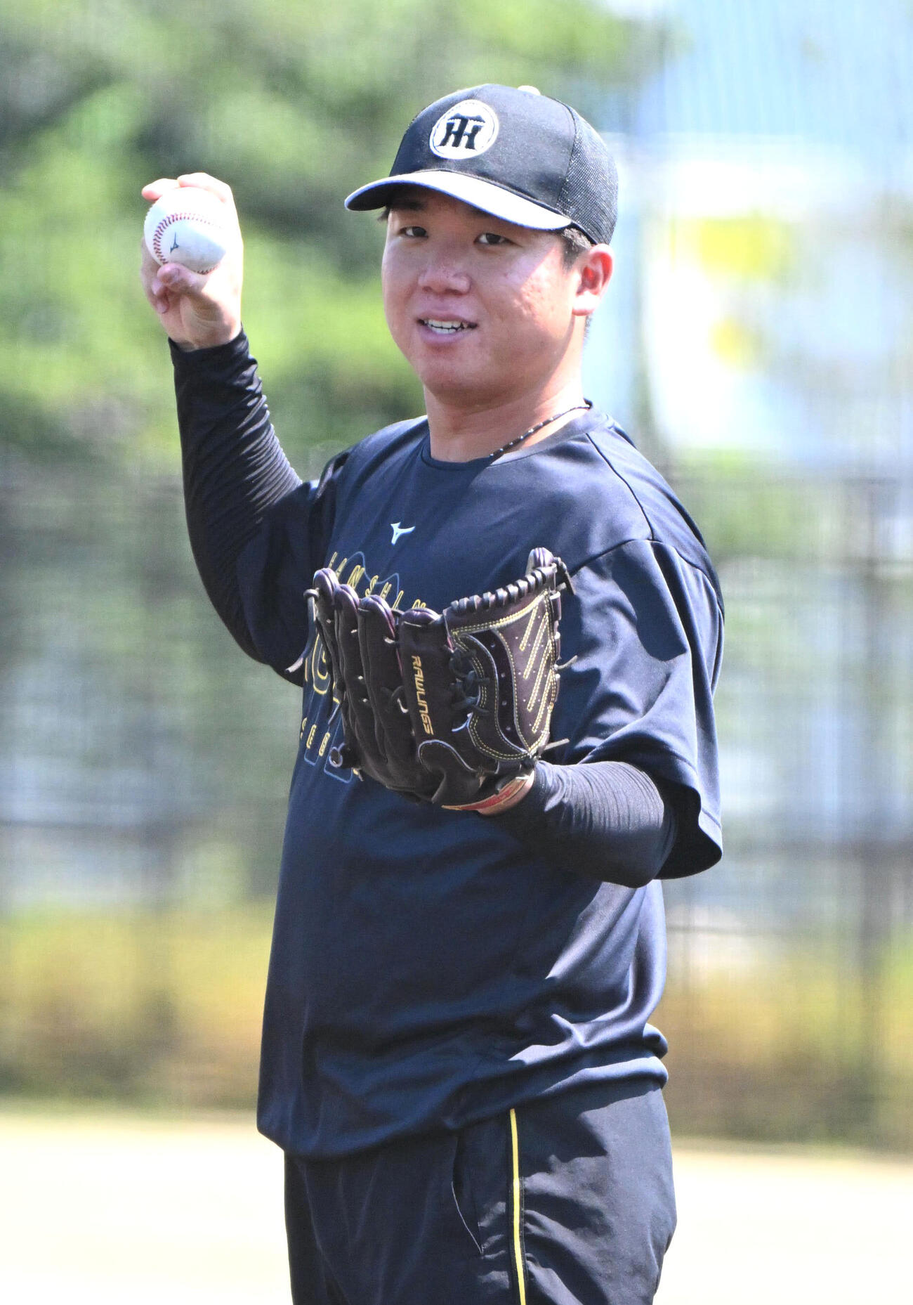 キャッチボールをする阪神村上頌樹（2026年8月撮影）