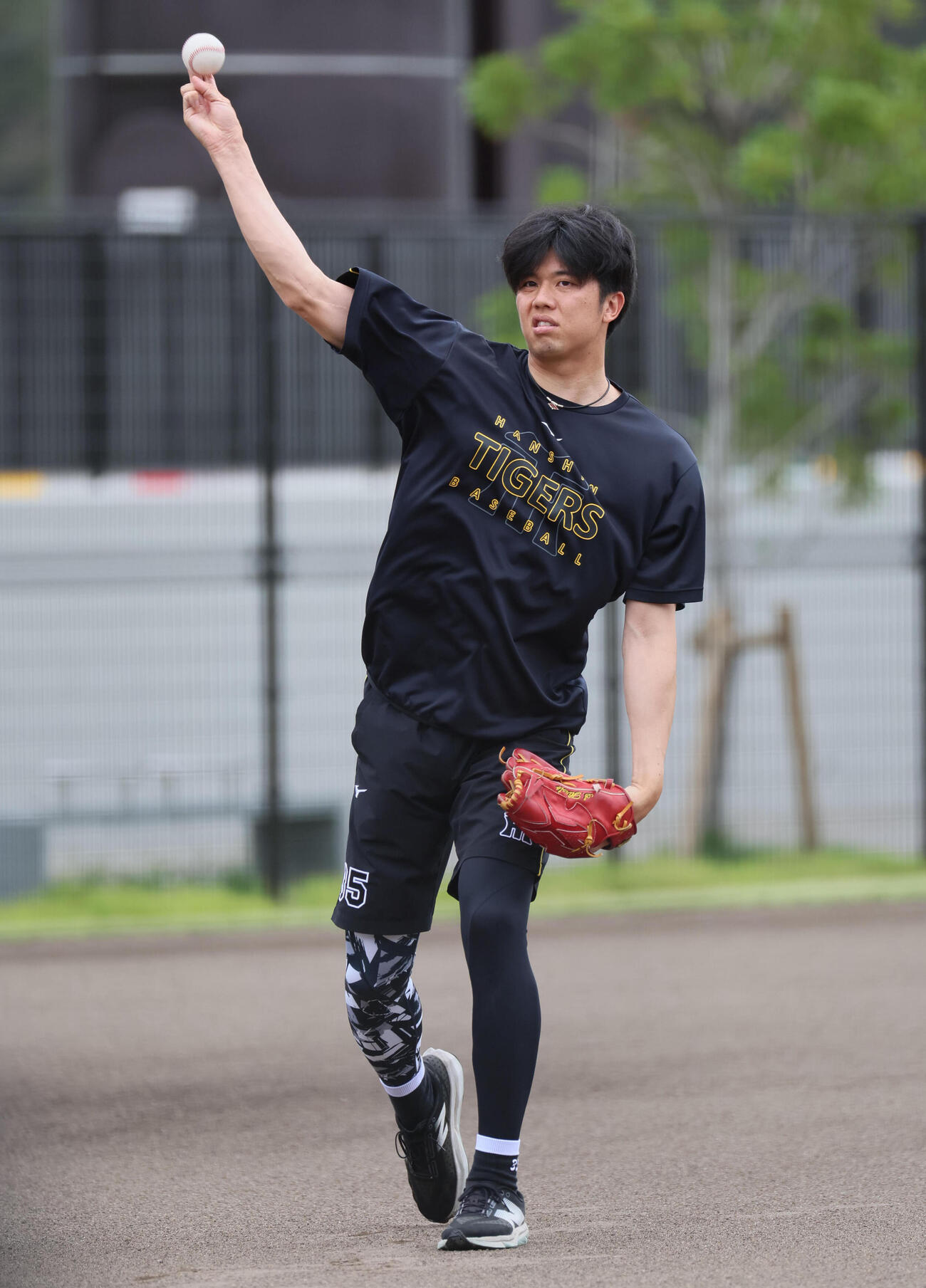 キャッチボールに励む阪神才木浩人（2026年8月撮影）