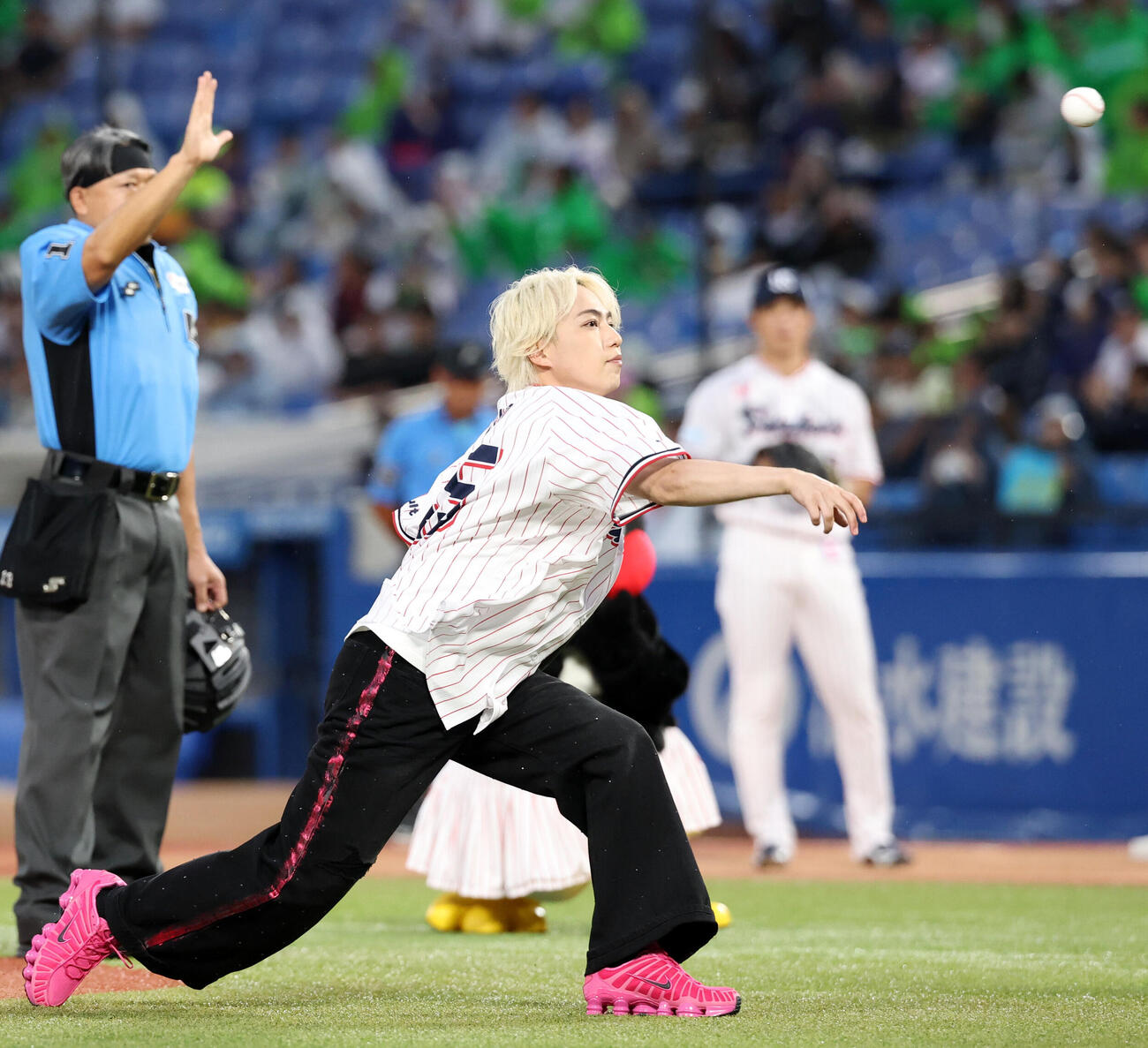 ヤクルト対巨人　始球式を務めたIMP．の横原悠毅（撮影・浅見桂子）