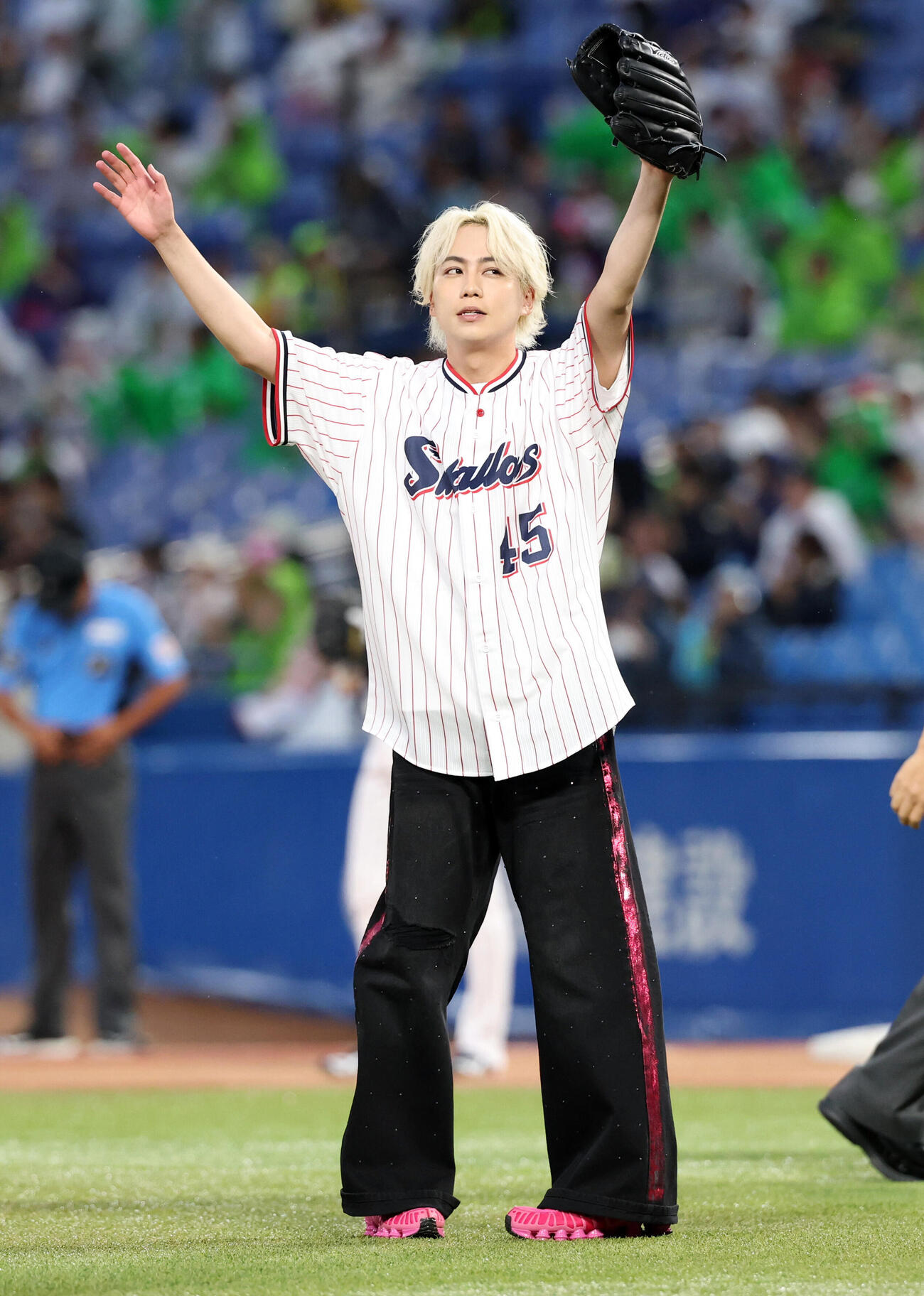 ヤクルト対巨人　始球式を務めたIMP．の横原悠毅（撮影・浅見桂子）