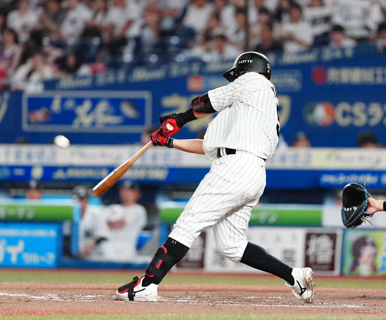 ロッテ対ソフトバンク　3回裏ロッテ1死、ソロ本塁打を放つ山口航輝（撮影・鈴木みどり）