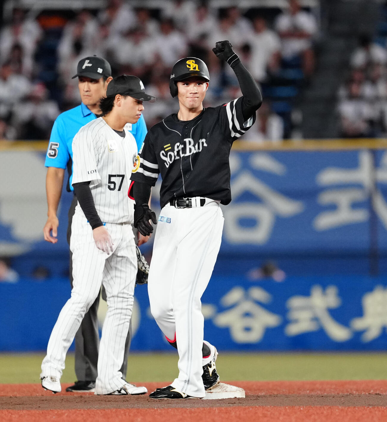 ロッテ対ソフトバンク　2回表ソフトバンク1死一、二塁、先制の適時打を放ち、ポーズを取る庄子雄大（撮影・鈴木みどり）